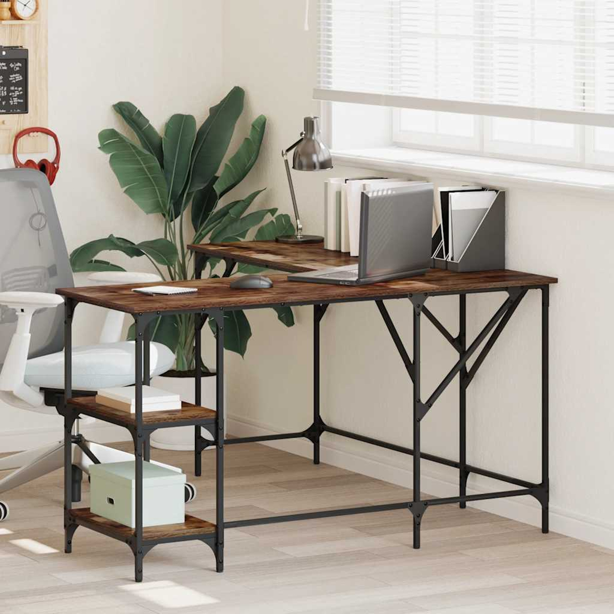 Ein Schreibtisch mit Laptop, Lampe und Dokumenten. Eine Pflanze steht hinter dem Schreibtisch. Links ist ein Stuhl.