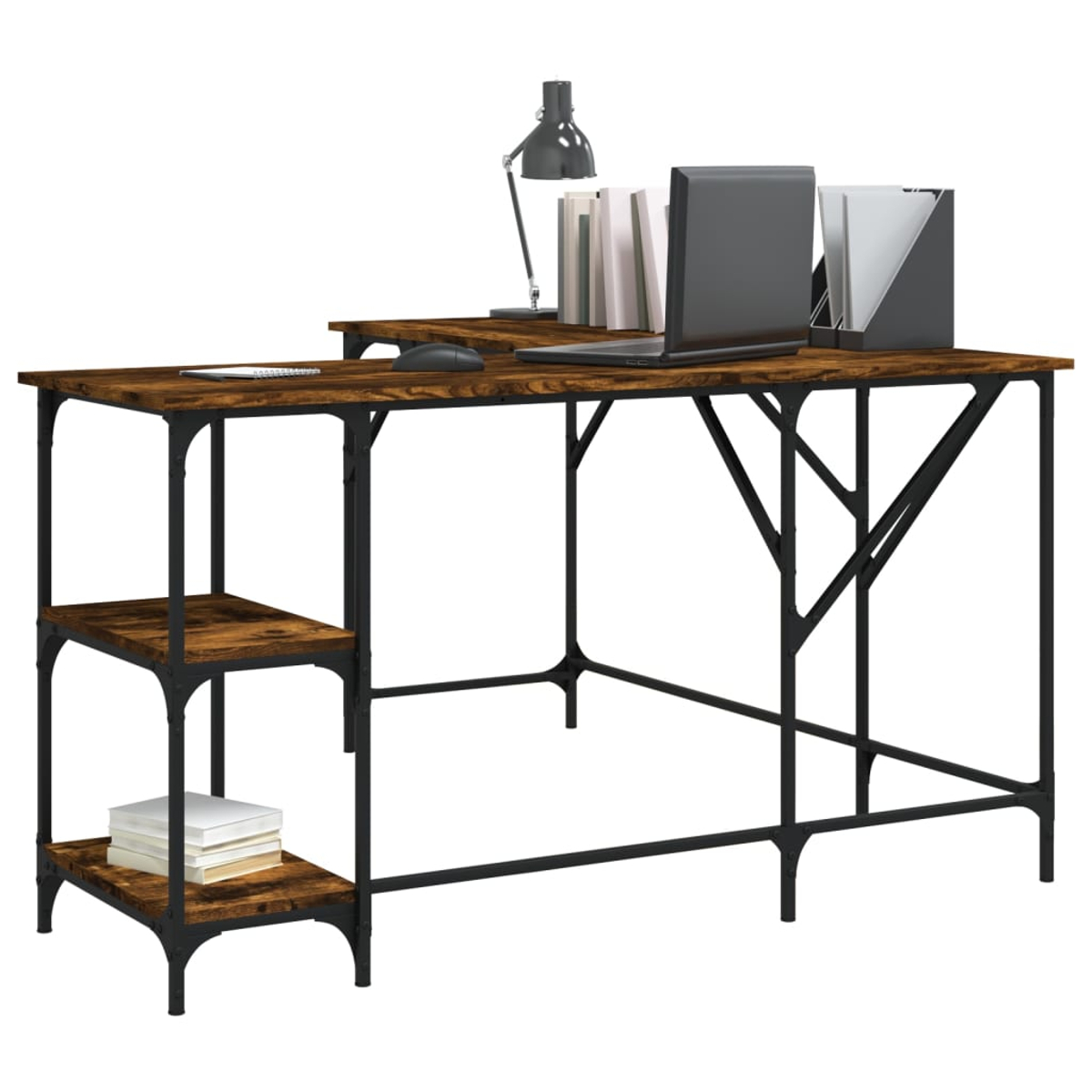 Ein brauner und schwarzer Schreibtisch mit Laptop, Lampe, Büchern und Ablage. Er hat Regale und eine Maus.
