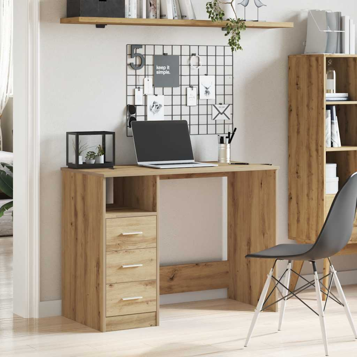 Ein Holzschreibtisch mit Laptop, Stuhl und Dekoration. Eine Rastertafel mit Notizen und ein Regal mit Büchern im Hintergrund.