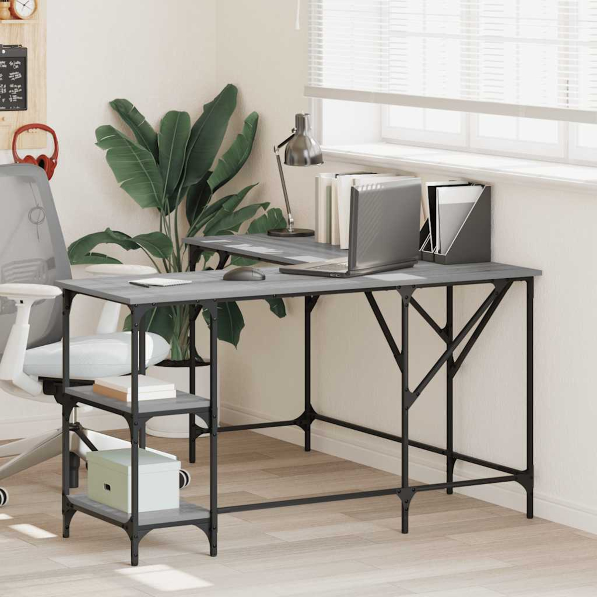 Ein grauer Schreibtisch mit Laptop, Lampe und Pflanze. Links ein Stuhl, rechts ein Fenster mit Jalousien.