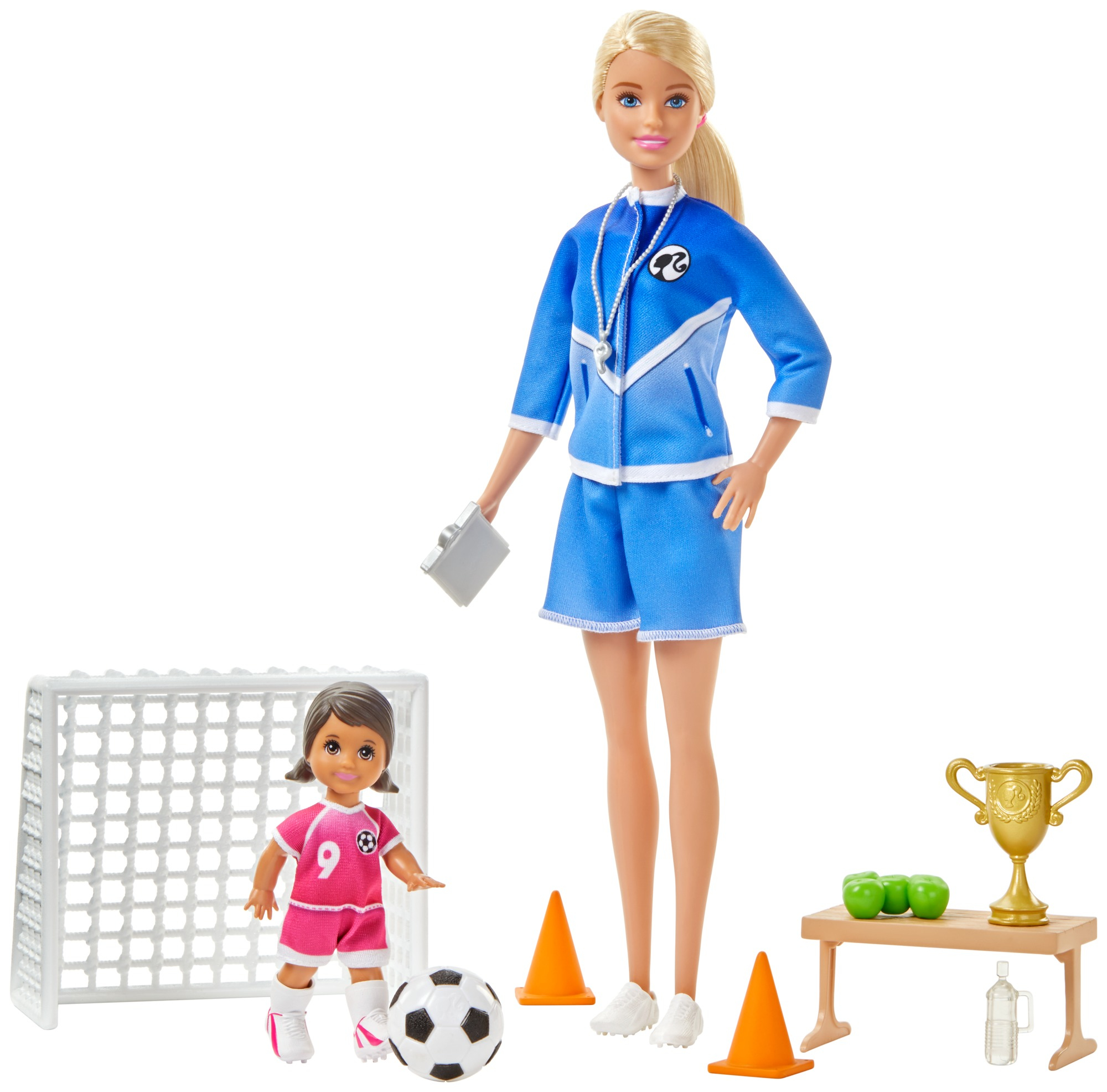 Barbie-Puppe mit Fußballzubehör: Tor, Ball, Kegel, Trophäe, Wasserflasche und eine Kinderpuppe in Pink.