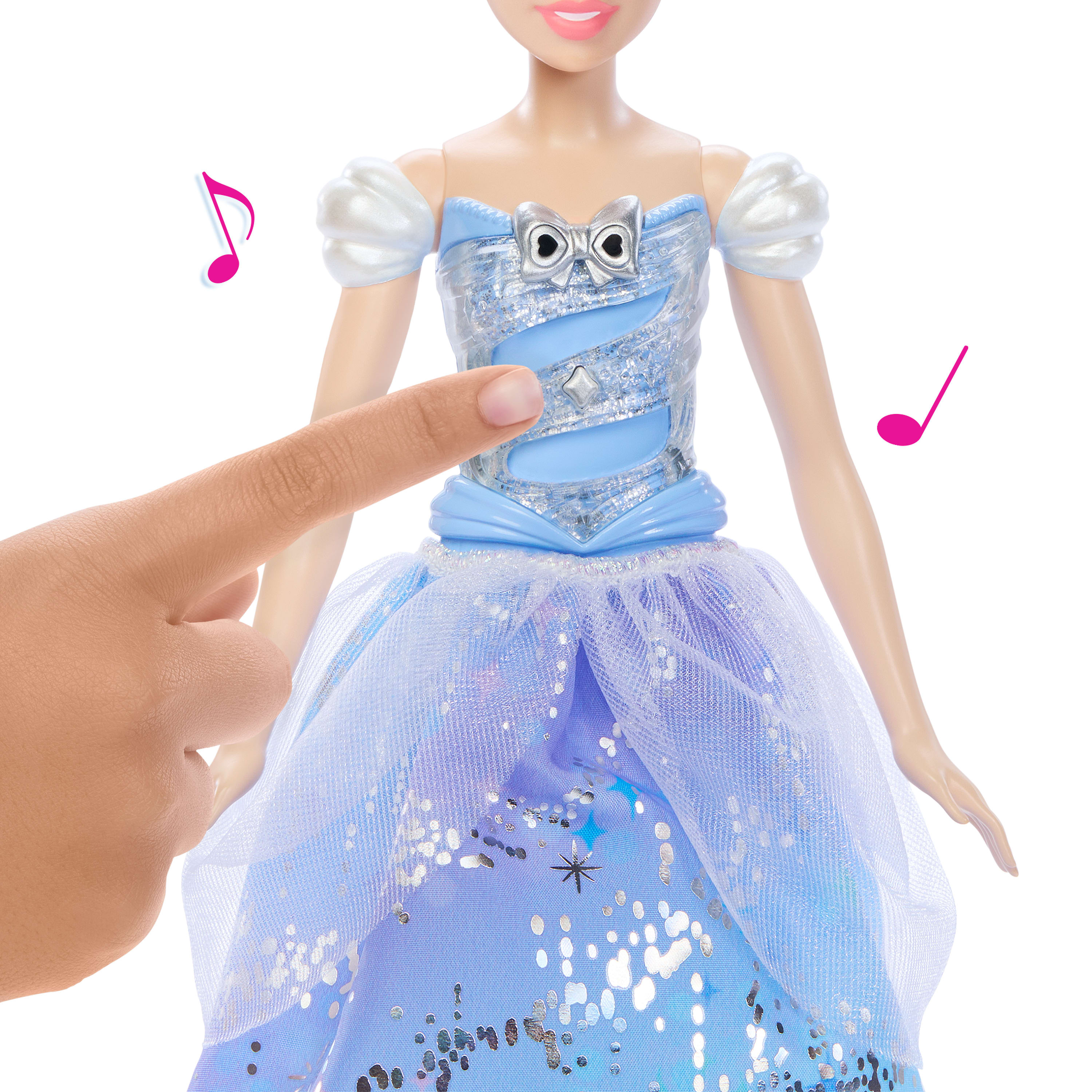 Eine Cinderella-Puppe in einem blauen Kleid wird von einem Finger berührt. Pinke Noten umgeben die Puppe.