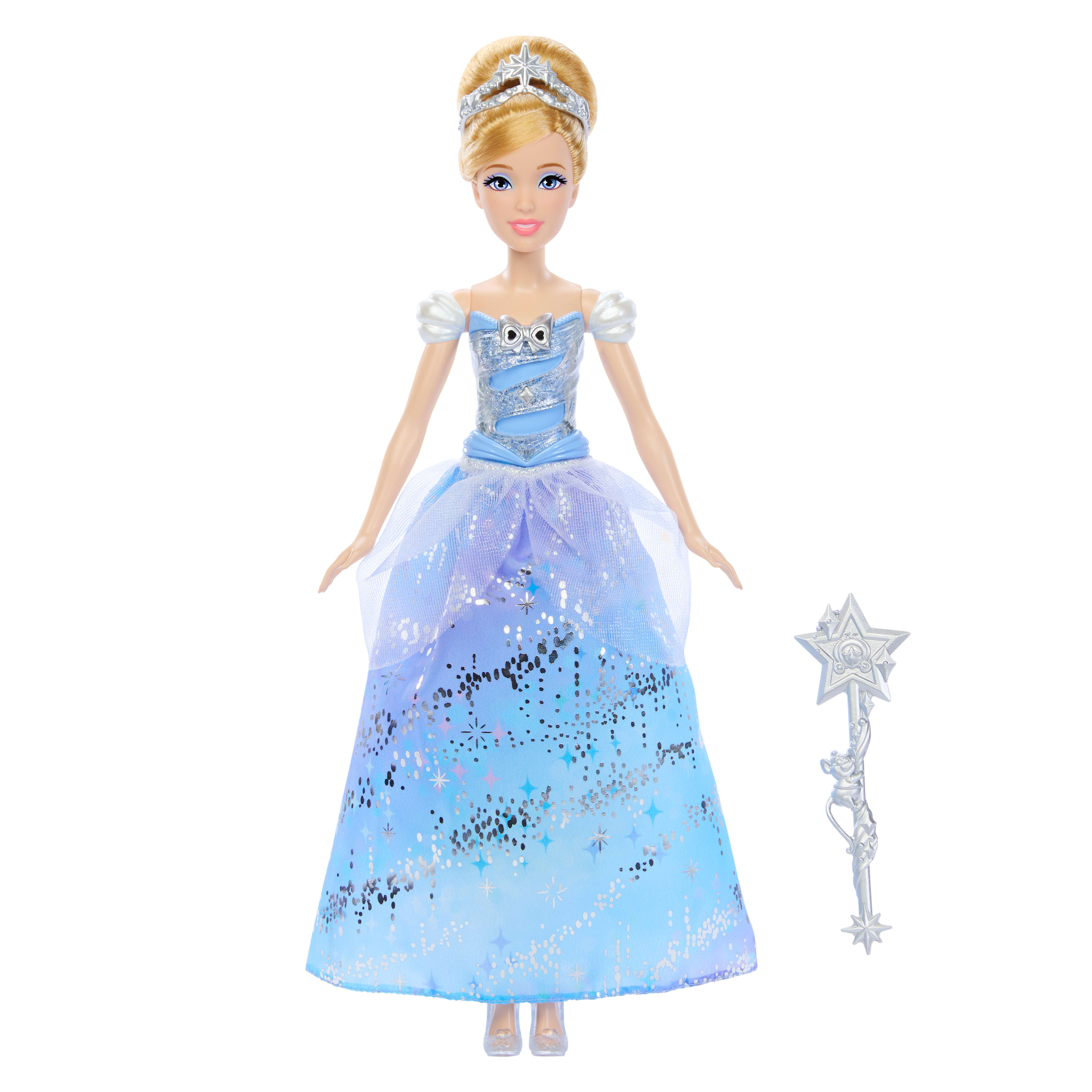 Eine Cinderella-Puppe in blauem Kleid, Tiara und Zauberstab. Die Puppe hat blondes Haar und ein Lächeln.