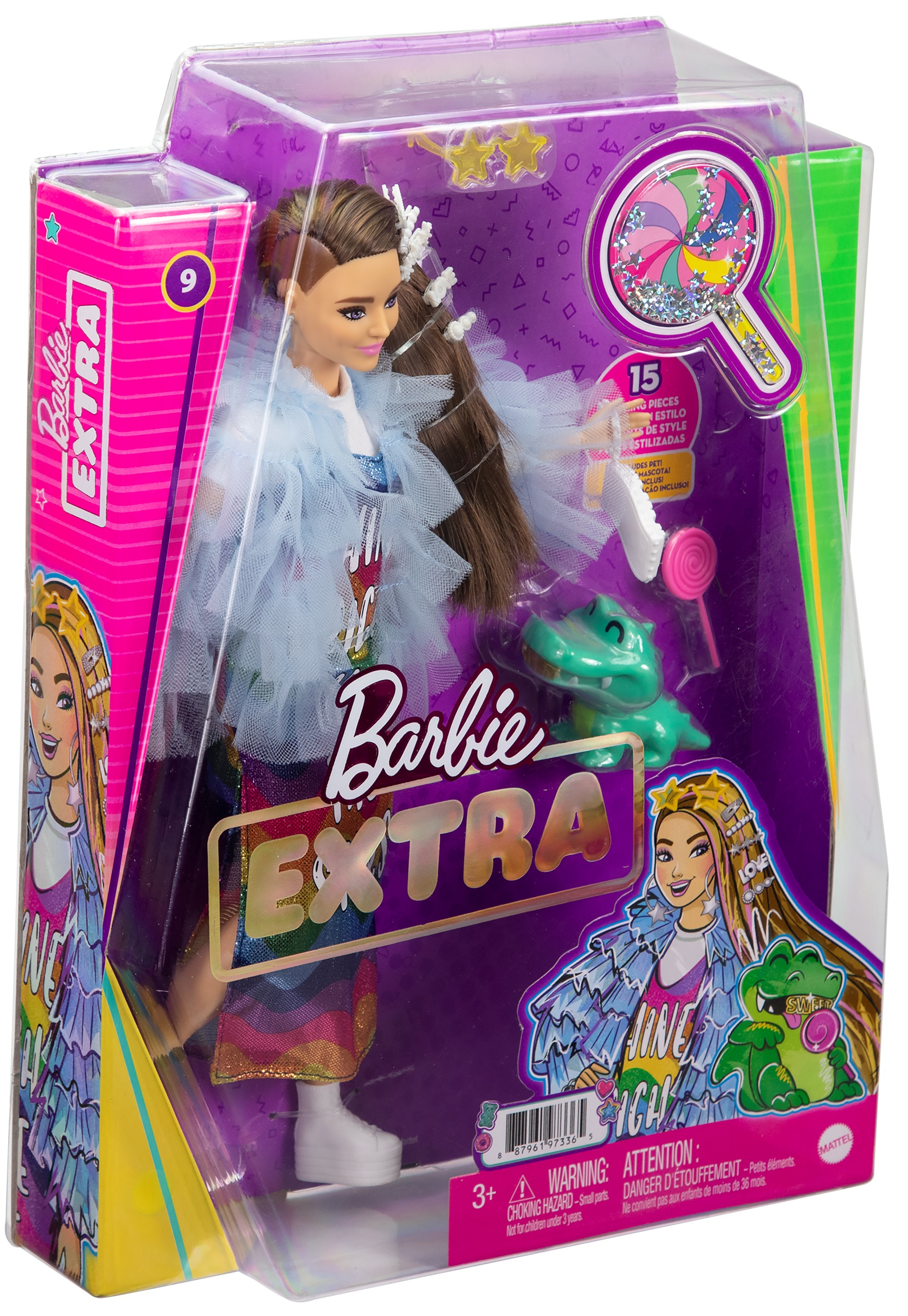 Lalka Barbie Extra w opakowaniu. Lalka ma brązowe włosy, niebieski strój i akcesoria. Dołączony jest zielony aligator i lizak.