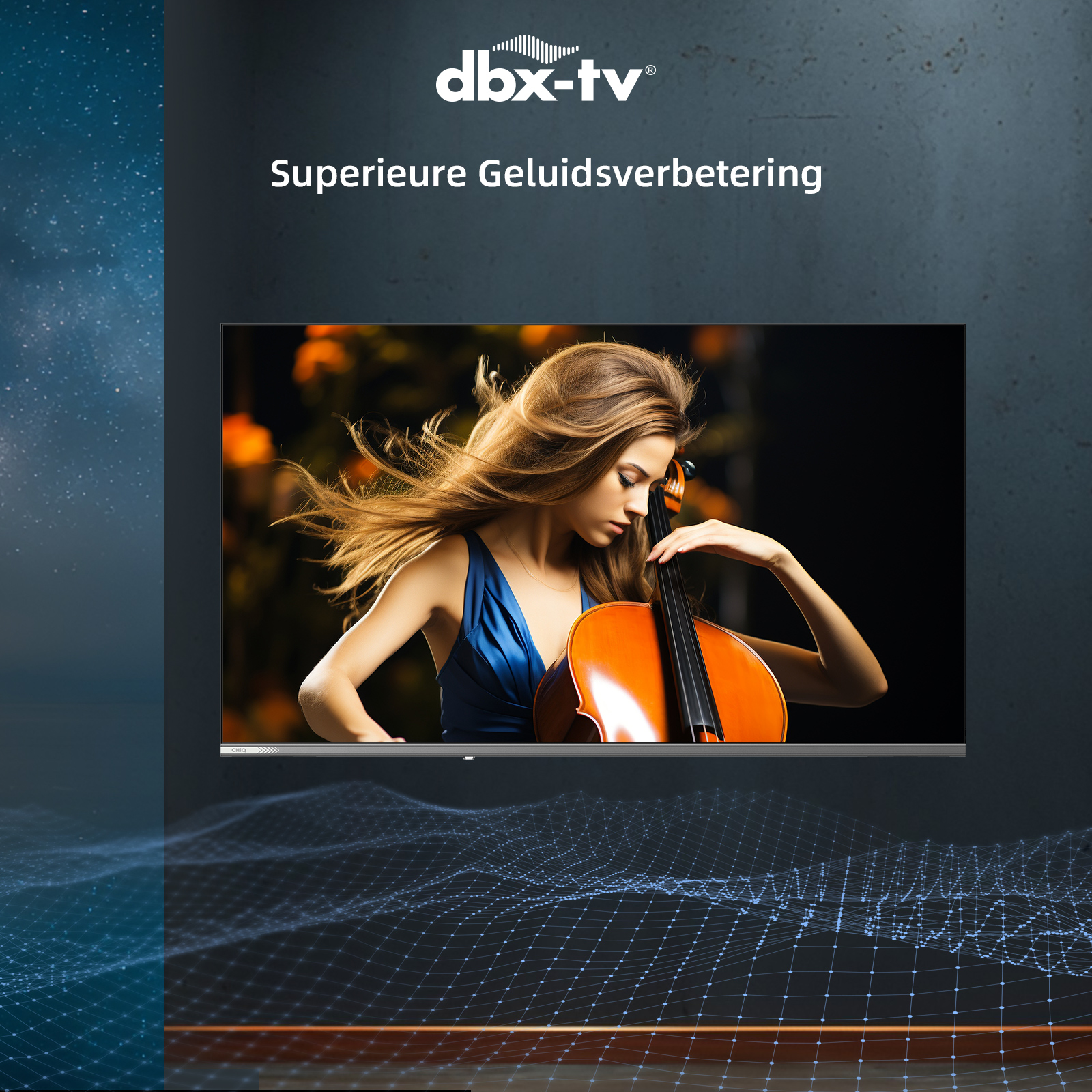 Een vrouw in een blauwe jurk speelt cello op een tv-scherm. De achtergrond is een wazig oranje.