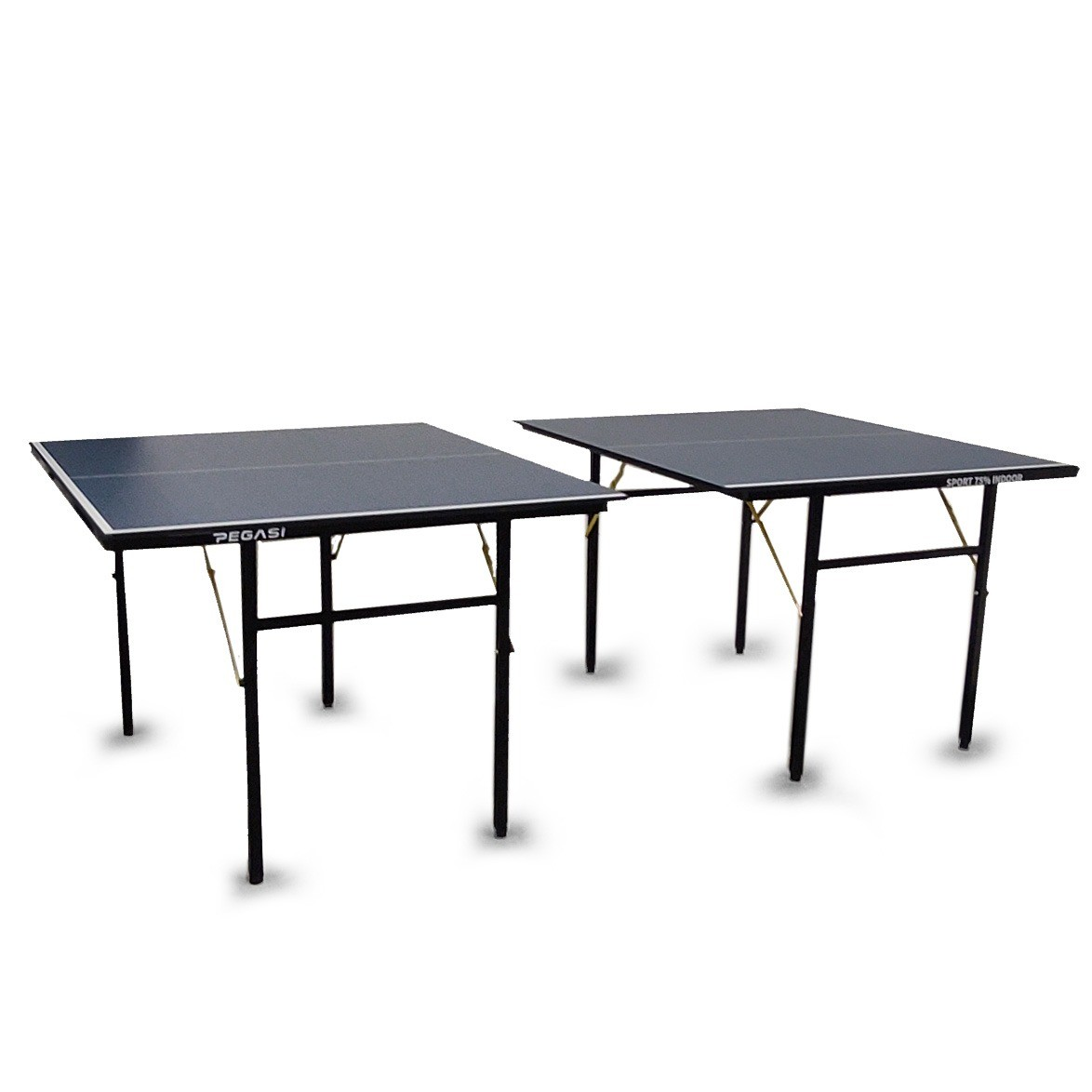 Twee zwarte tafeltennistafels naast elkaar. Elke tafel heeft zwarte poten en een donkerblauw speeloppervlak. 'PEGASI' en 'SPORT 75% INDOOR' zijn zichtbaar.