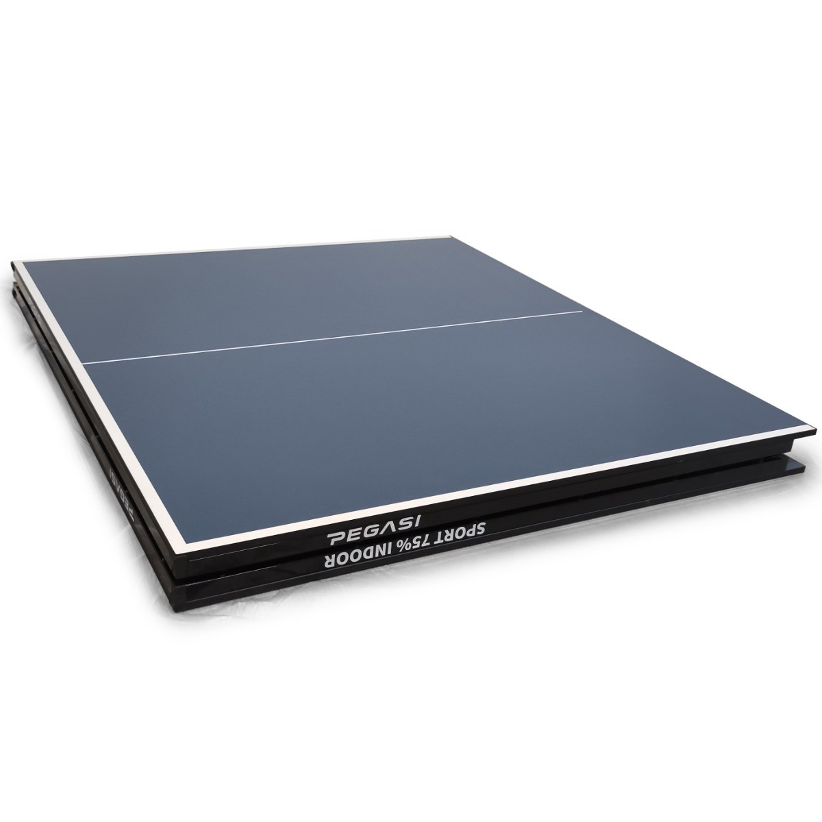 Een opgevouwen blauwe pingpongtafel met witte lijnen en een witte rand. De tafel heeft zwarte randen en de tekst 'SPORT 75% INDOOR'.