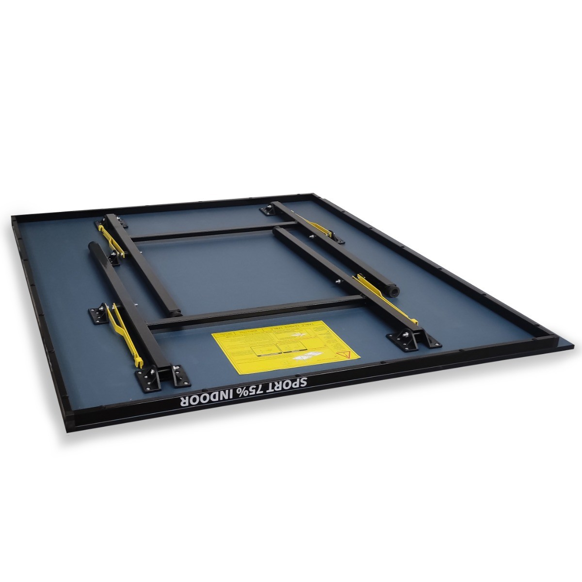 Een blauw-zwarte tafeltennistafel met gele steunmechanismen. De tafel is gemarkeerd met 'SPORT 75% INDOOR'.