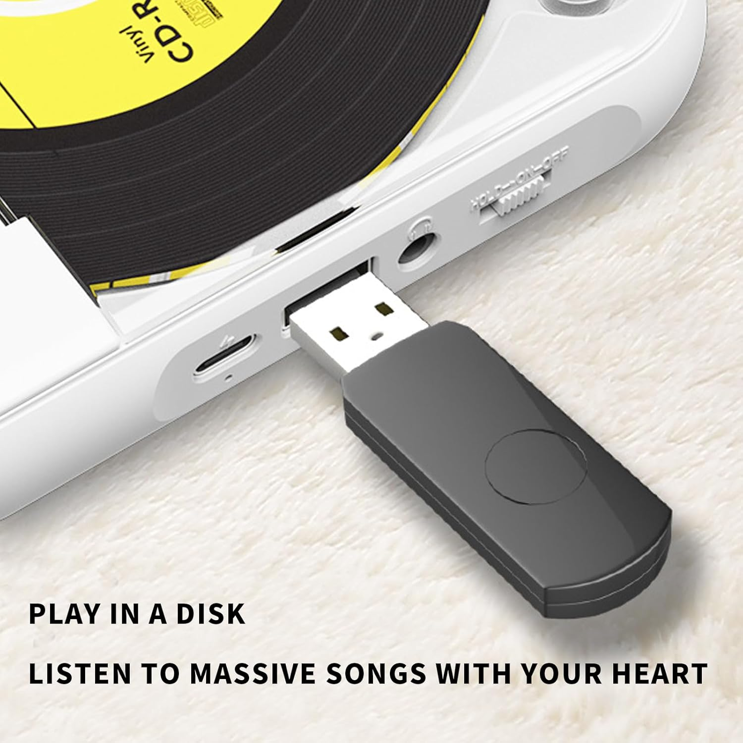 Ein weißer und schwarzer Musikplayer mit eingestecktem USB-Stick. Eine CD befindet sich im Player. Der Hintergrund ist eine weiße, flauschige Oberfläche.
