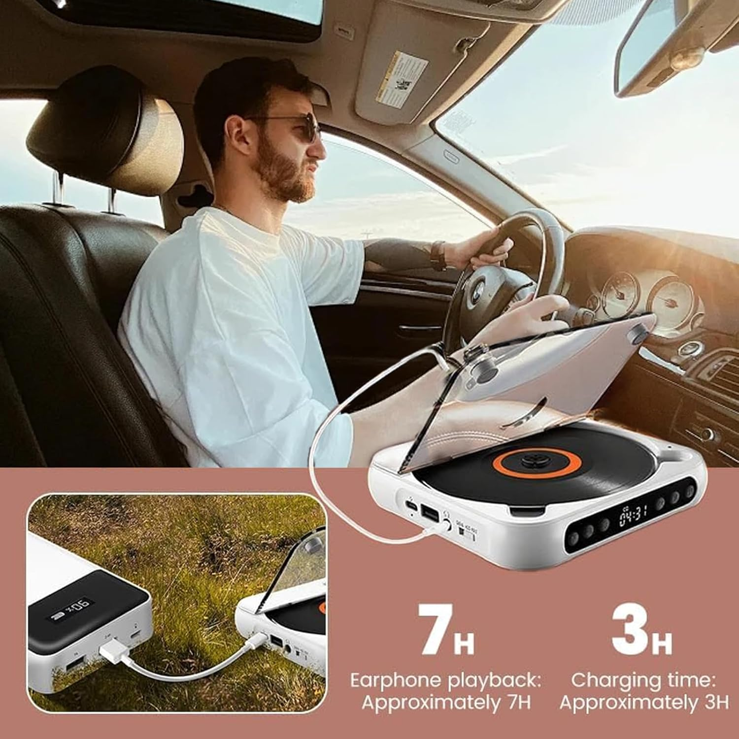 Mann fährt Auto mit tragbarem CD-Player. Informationen zeigen 7h Wiedergabe und 3h Ladezeit. Eine Powerbank ist ebenfalls abgebildet.