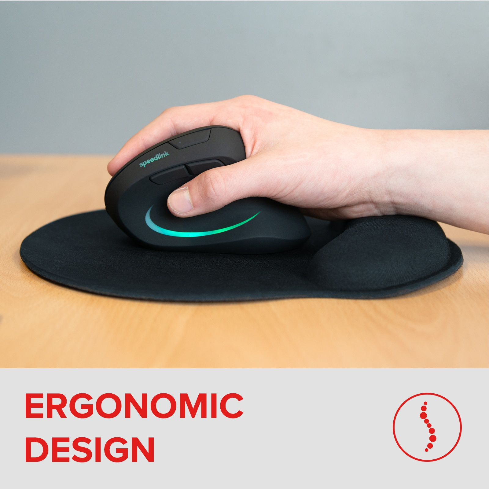 Een hand houdt een zwarte ergonomische muis op een zwart pad. De muis heeft groen en blauw licht.