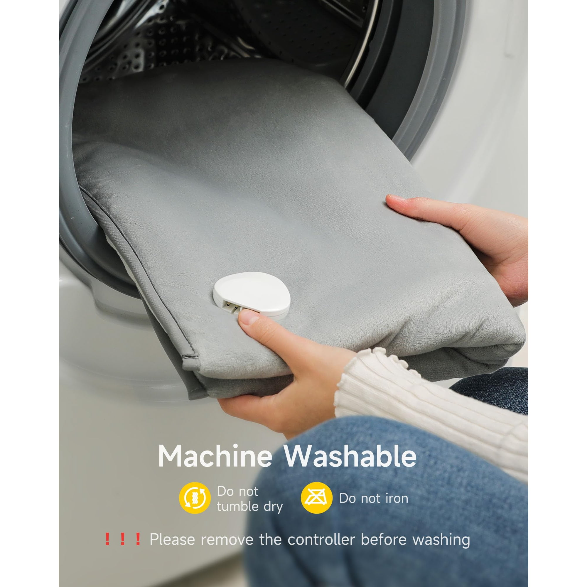 Eine graue Decke mit einem weißen Controller wird von einer Person in eine Waschmaschine gelegt. Text weist auf Maschinenwäsche hin.