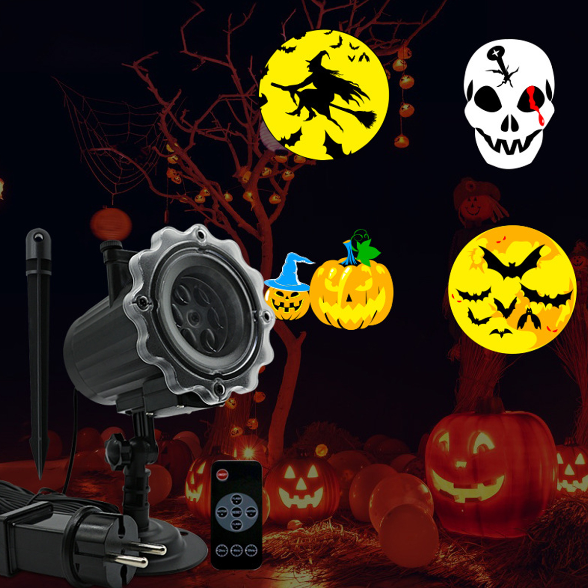 Halloween-Dekorationen: Projektor, Kürbisse, Hexe auf Mond, Totenkopf, Fledermäuse. Dunkler Hintergrund, Stroh, Fernbedienung und kahle Äste.