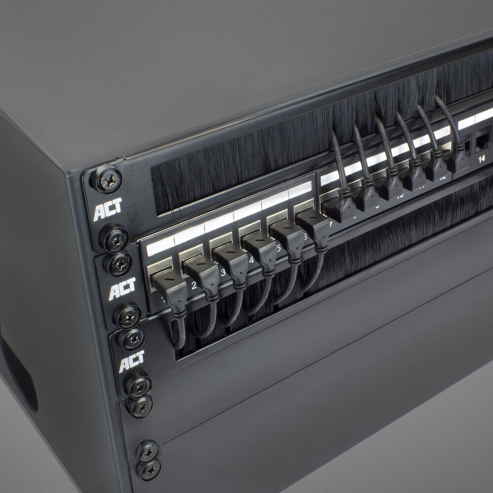 Close-up van een zwart serverrack met meerdere poorten en aangesloten kabels. Het rack heeft het 'ACT'-logo aan de zijkant.