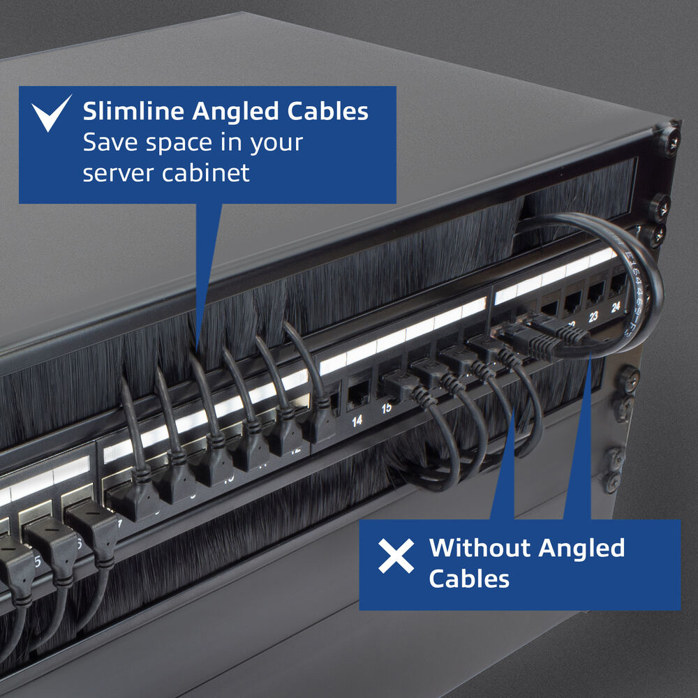 Serverrack met schuine kabels, gemarkeerde poorten en een zwart paneel. Tekst benadrukt 'Slimline Angled Cables' en 'Without Angled Cables'.