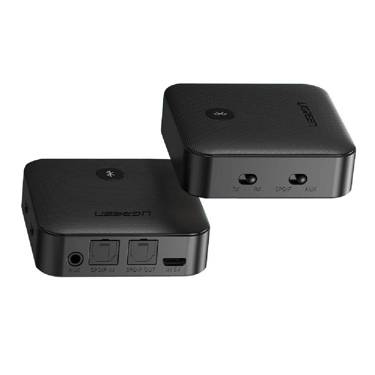 Dwa czarne transmitery audio UGREEN. Każdy ma przyciski, porty i symbol Bluetooth. Jeden jest nad drugim. Białe tło.