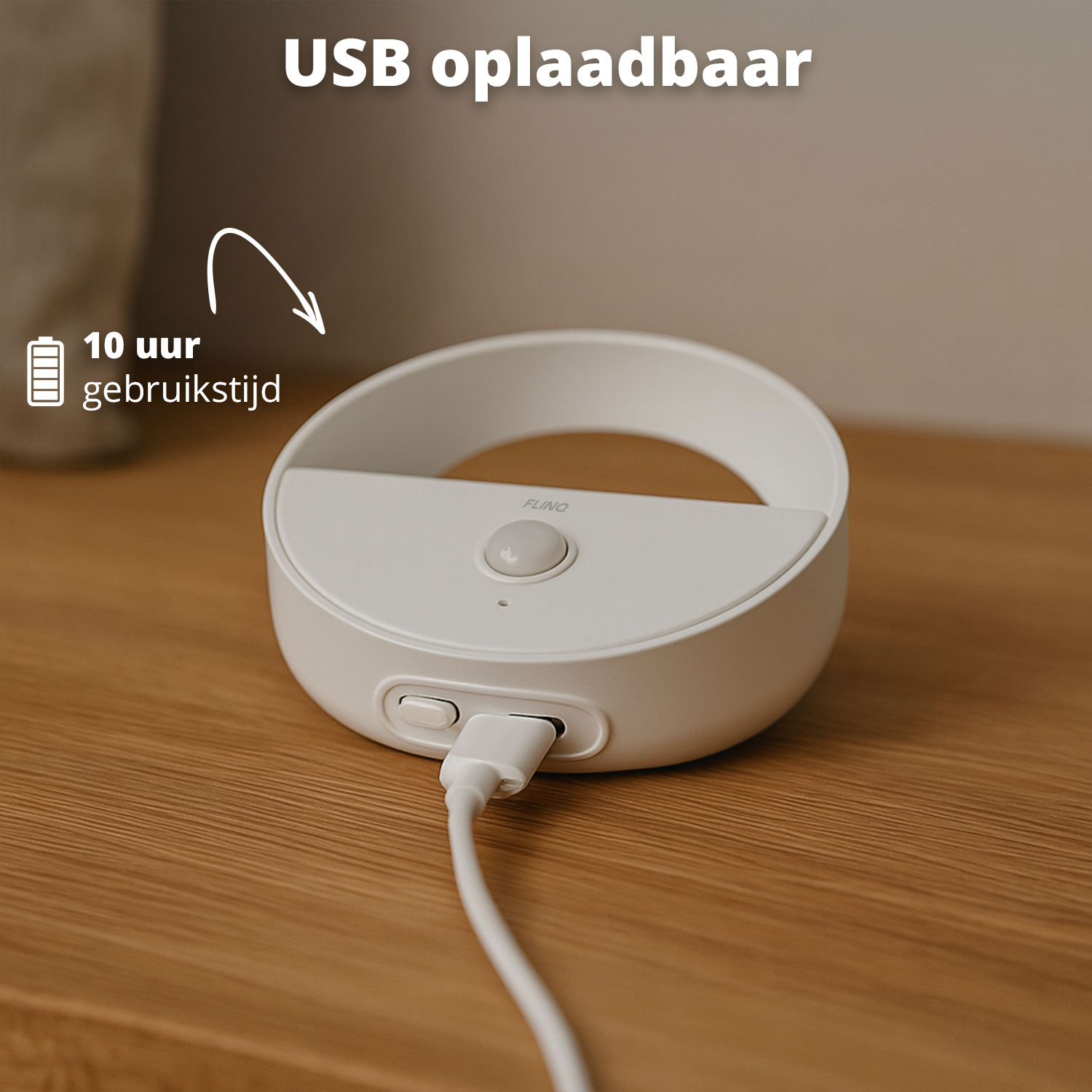 Een witte, cirkelvormige, via USB oplaadbare lamp staat op een houten oppervlak. Een USB-kabel is aangesloten. Tekst geeft 10 uur gebruik aan.