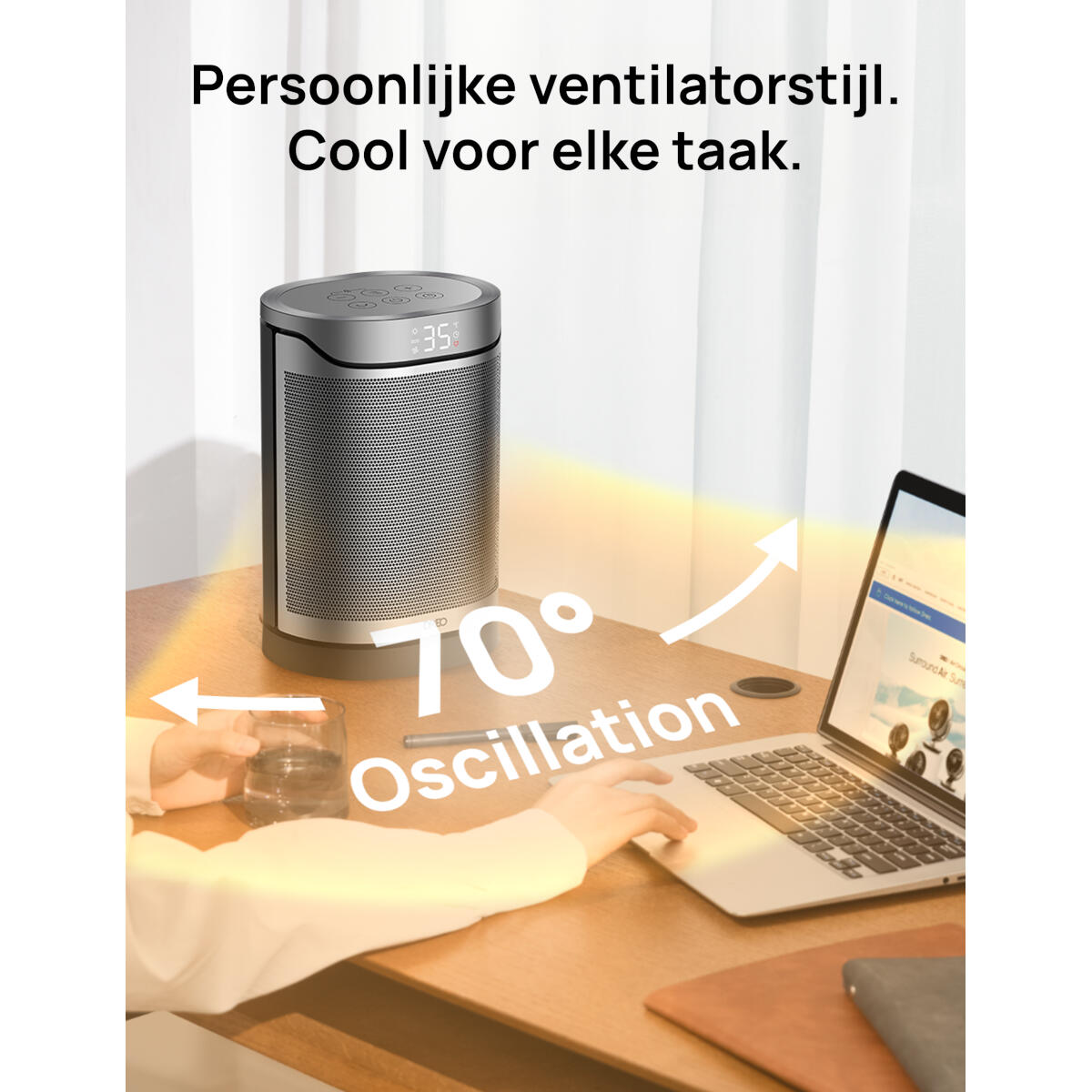 Een bureau met een ventilator, laptop en glas water. De ventilator toont 35. Tekst luidt '70° Oscillation'.
