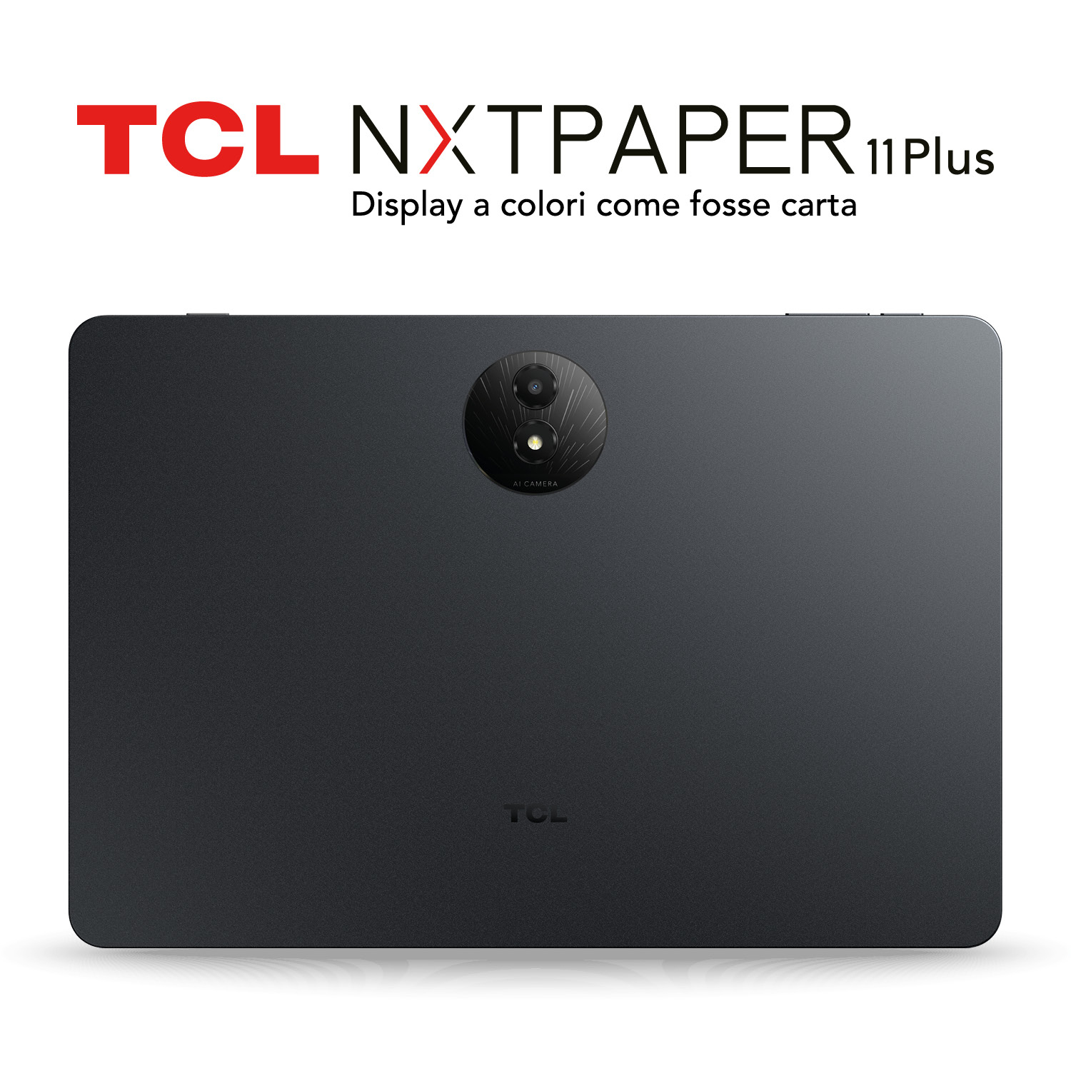 Ciemnoszary tablet z okrągłym modułem aparatu. Logo TCL NXT paper u góry z napisem "Display a colori come fosse carta".