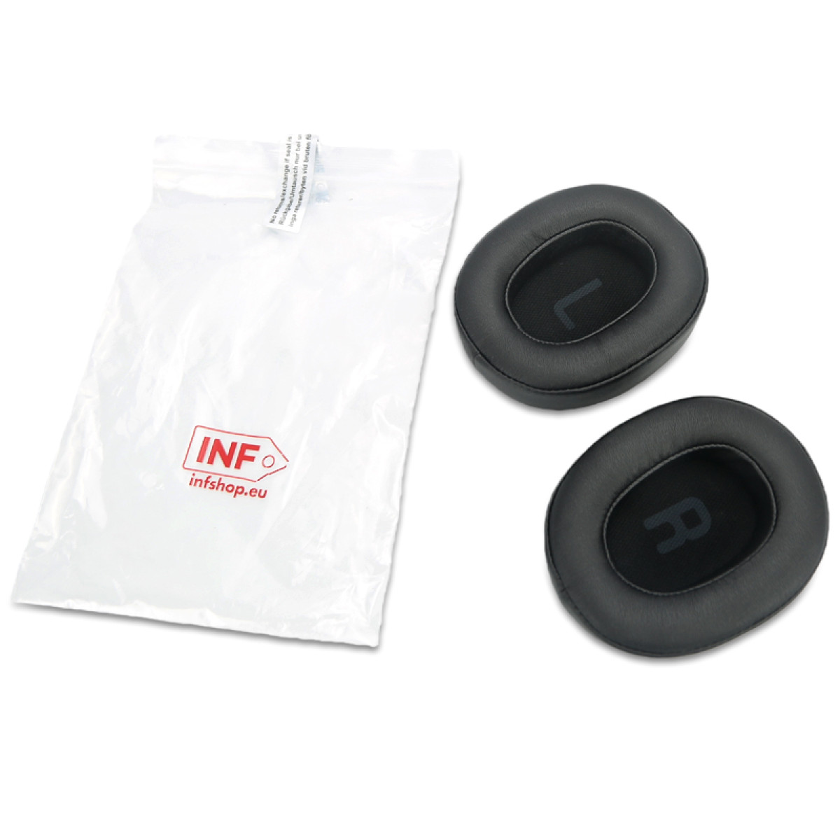 Dwie czarne poduszki do słuchawek z literami 'L' i 'R' obok zapieczętowanej plastikowej torby z logo 'INF'.