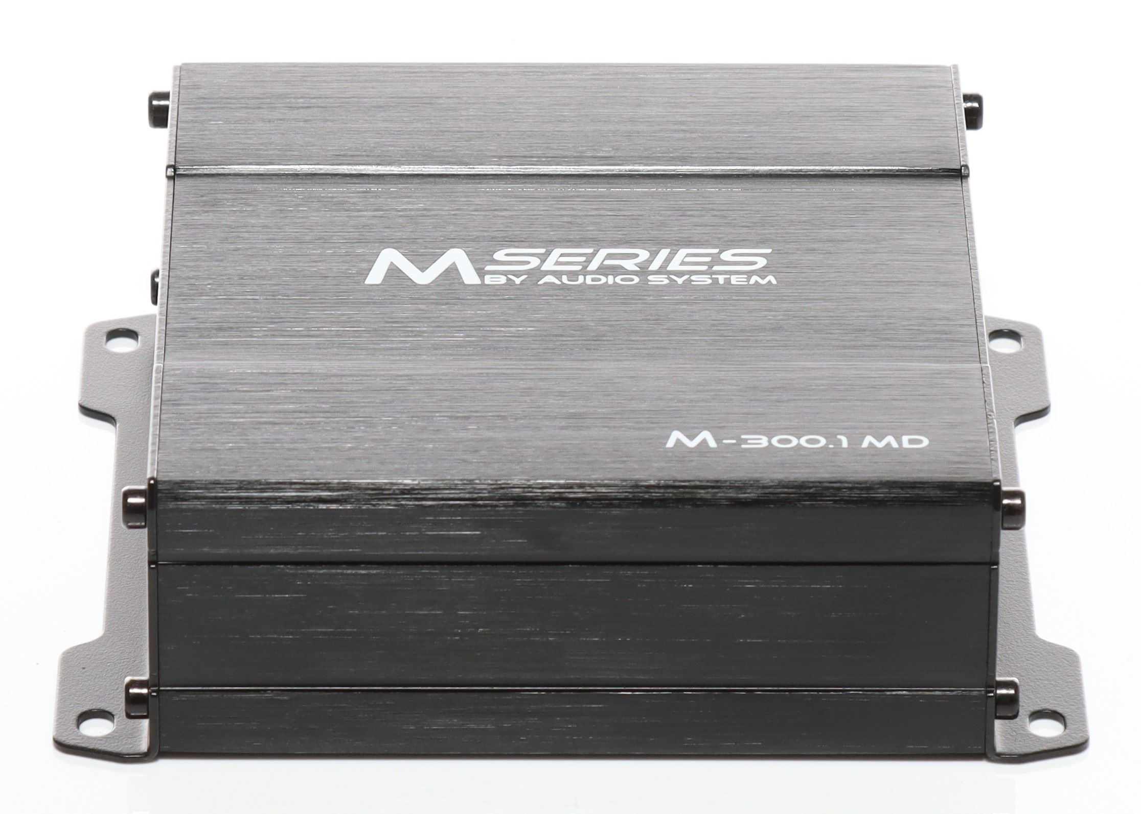 Ein dunkelgraues M-Serie-Audiosystem-Komponente mit weißem Text. Es hat Montagehalterungen und Schrauben.