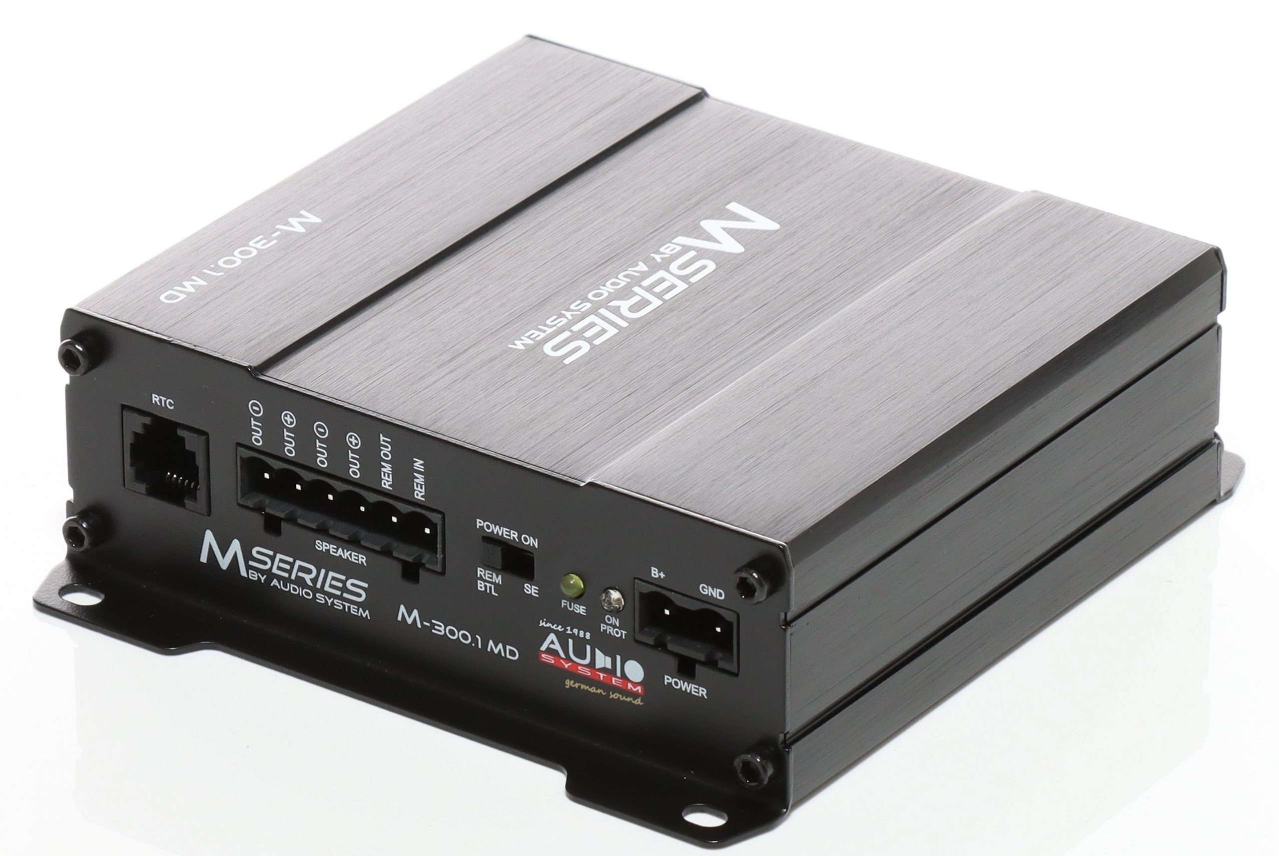 Ein schwarzer M-Series Audio-Verstärker. Er hat verschiedene Ein-/Ausgänge und eine Betriebsanzeige.