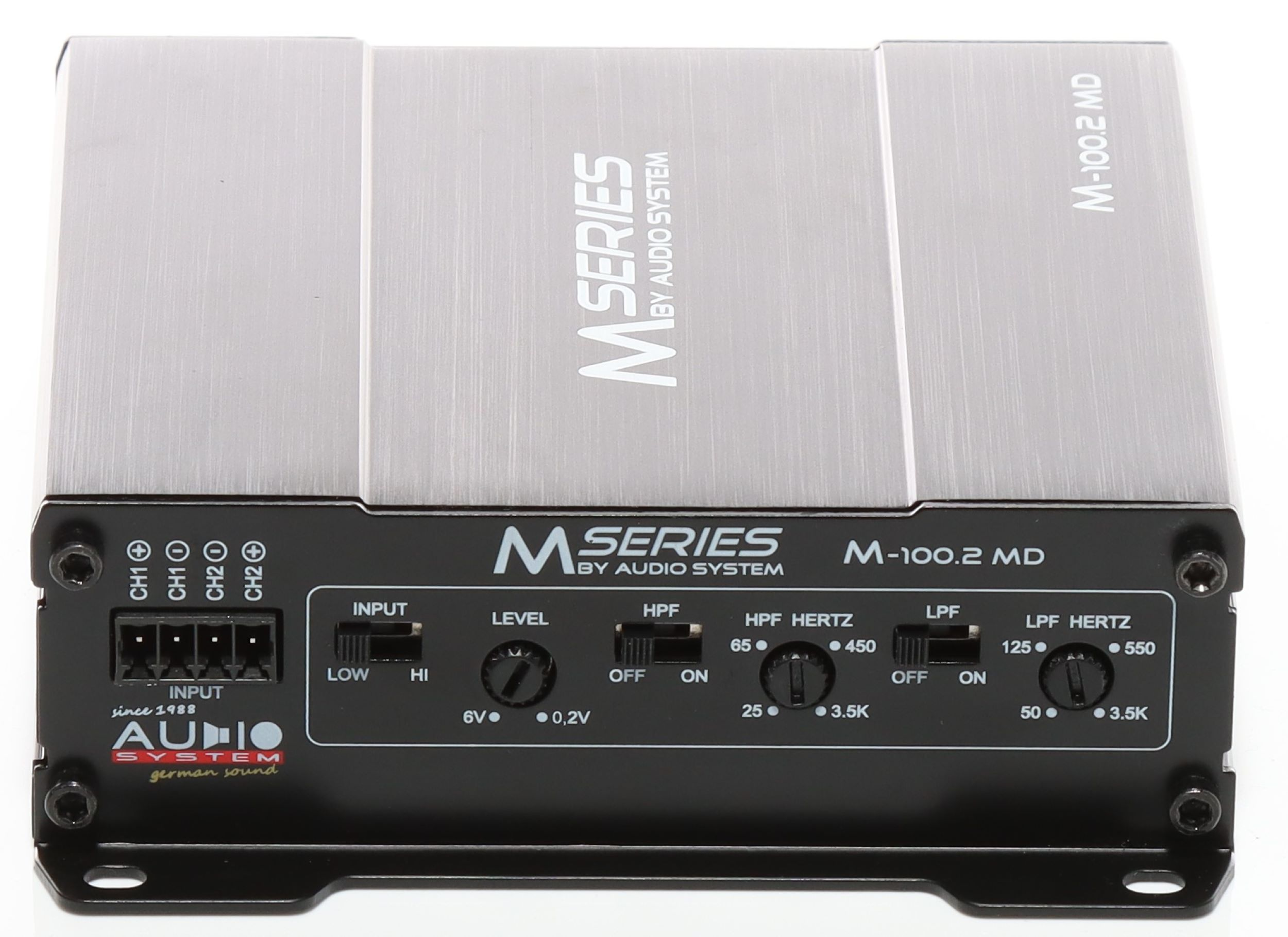 Silberner Auto-Audio-Verstärker mit schwarzem Bedienfeld. Text enthält 'M-100.2 MD', 'M-Serie' und Audio System Logo.