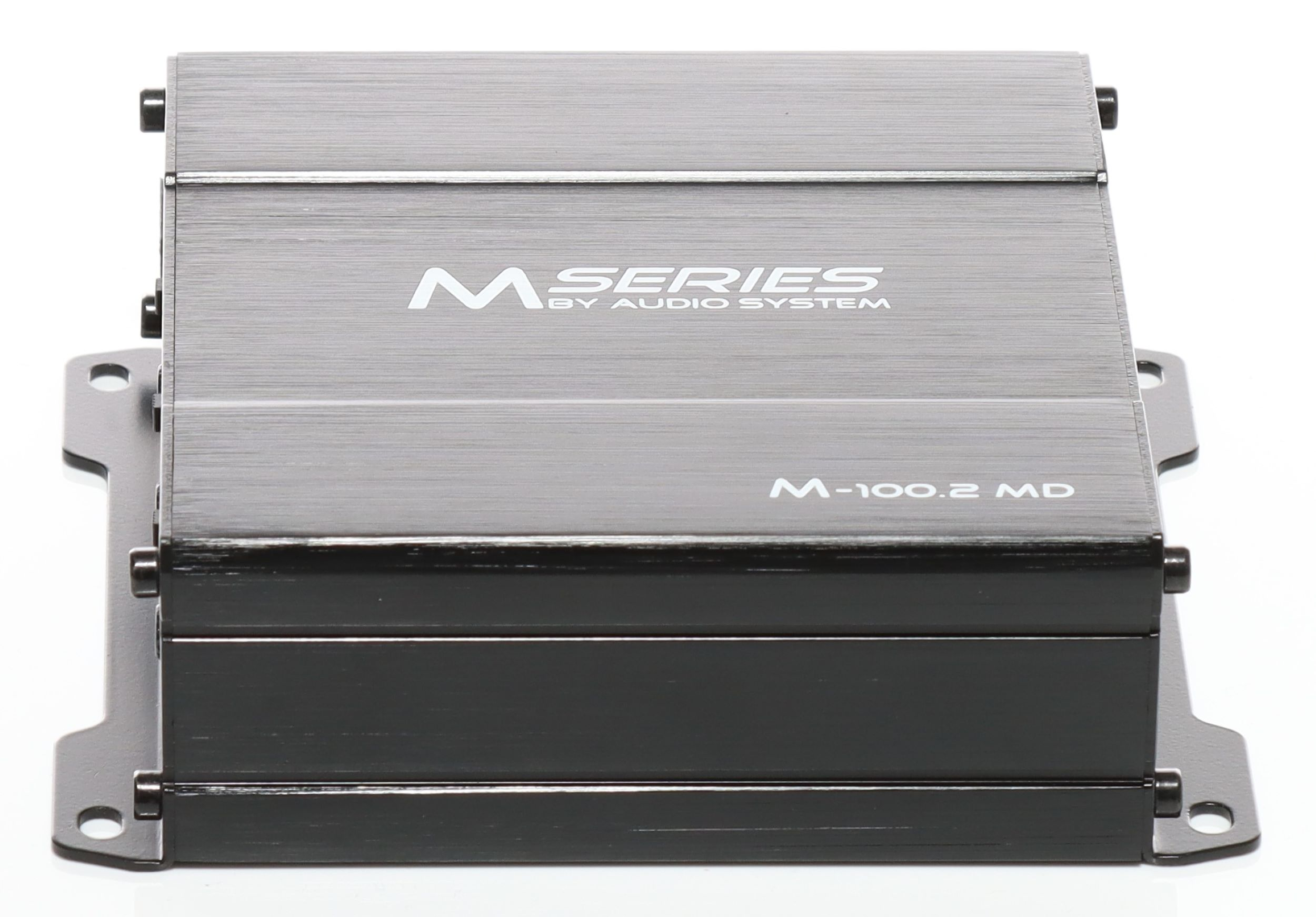 Ein silberner Audioverstärker mit schwarzen Akzenten. Der Text lautet 'M Series by Audio System' und 'M-100.2 MD'.