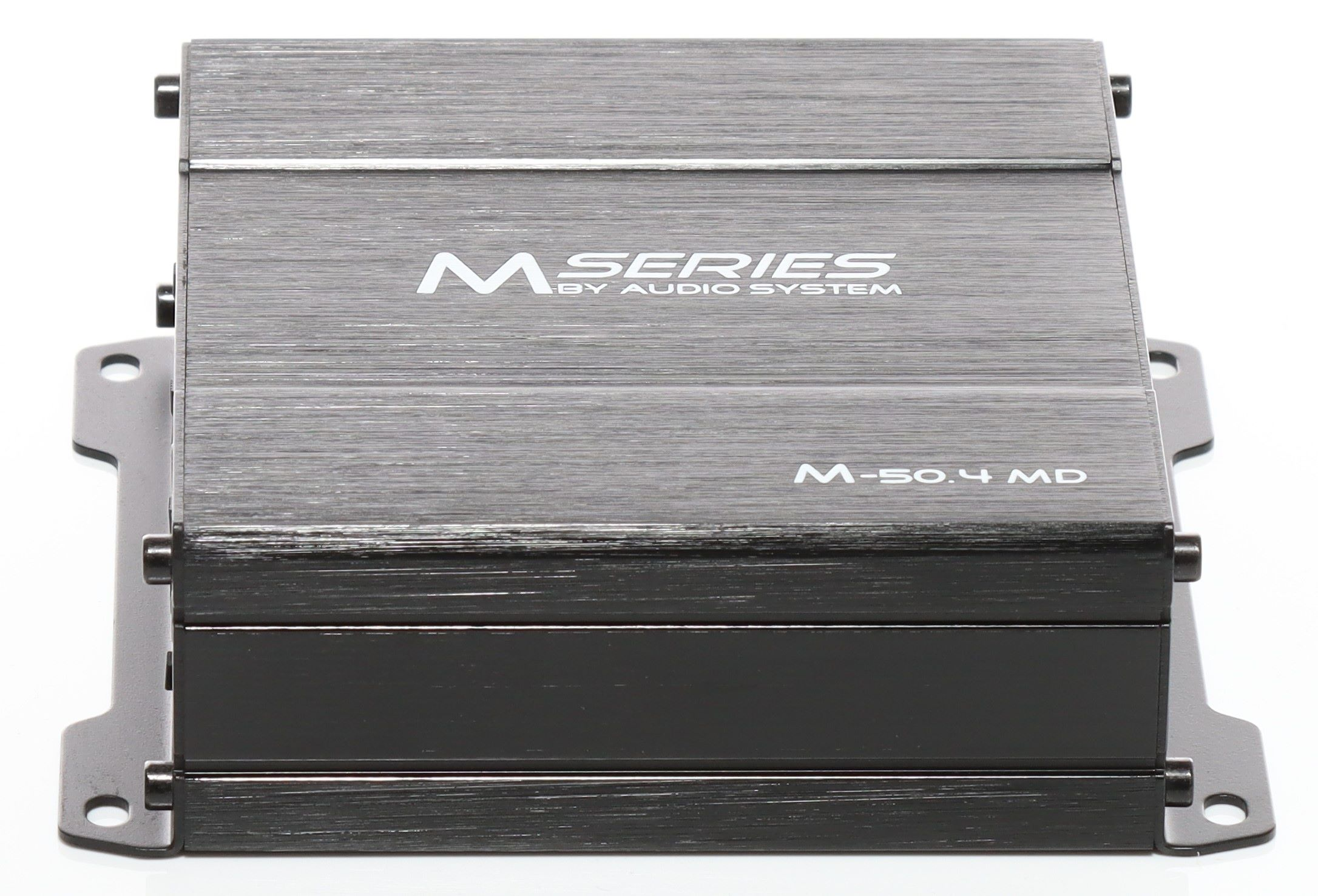 Ein rechteckiger, grauer Audioverstärker. Er trägt die Aufschrift 'M SERIES BY AUDIO SYSTEM' und 'M-50.4 MD'.