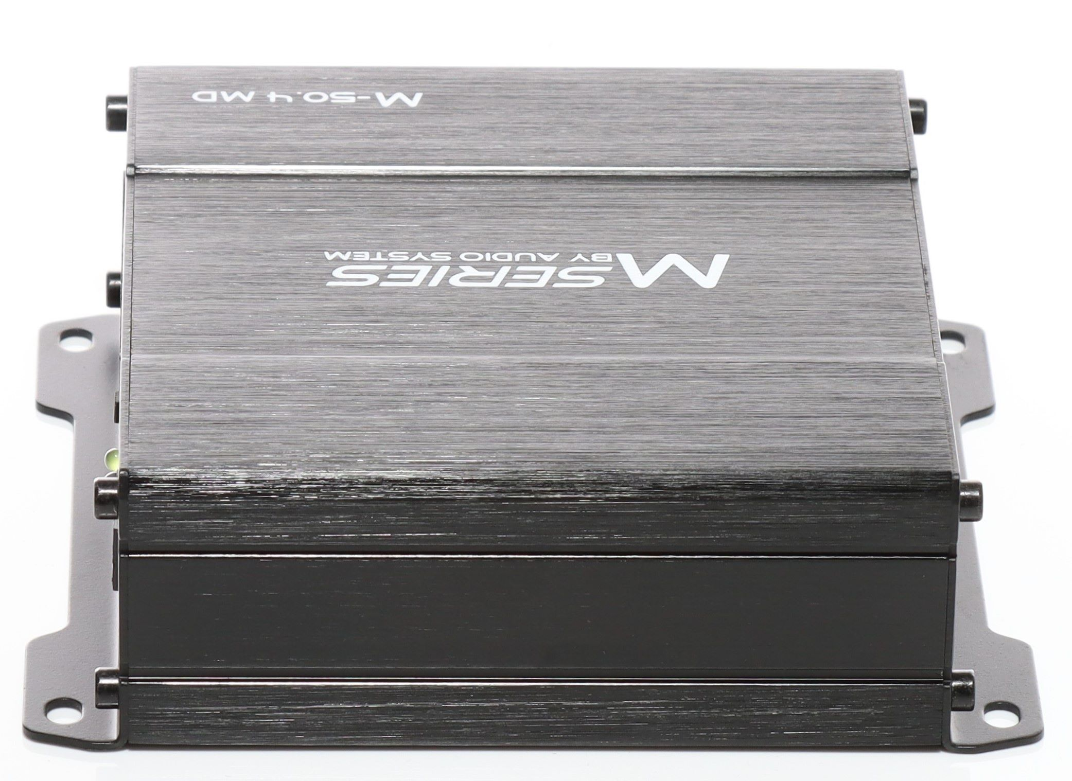 Ein dunkelgrauer M-Series Audio System Verstärker. Text enthält 'M-50.4 MD' und 'M SERIES BY AUDIO SYSTEM' oben.