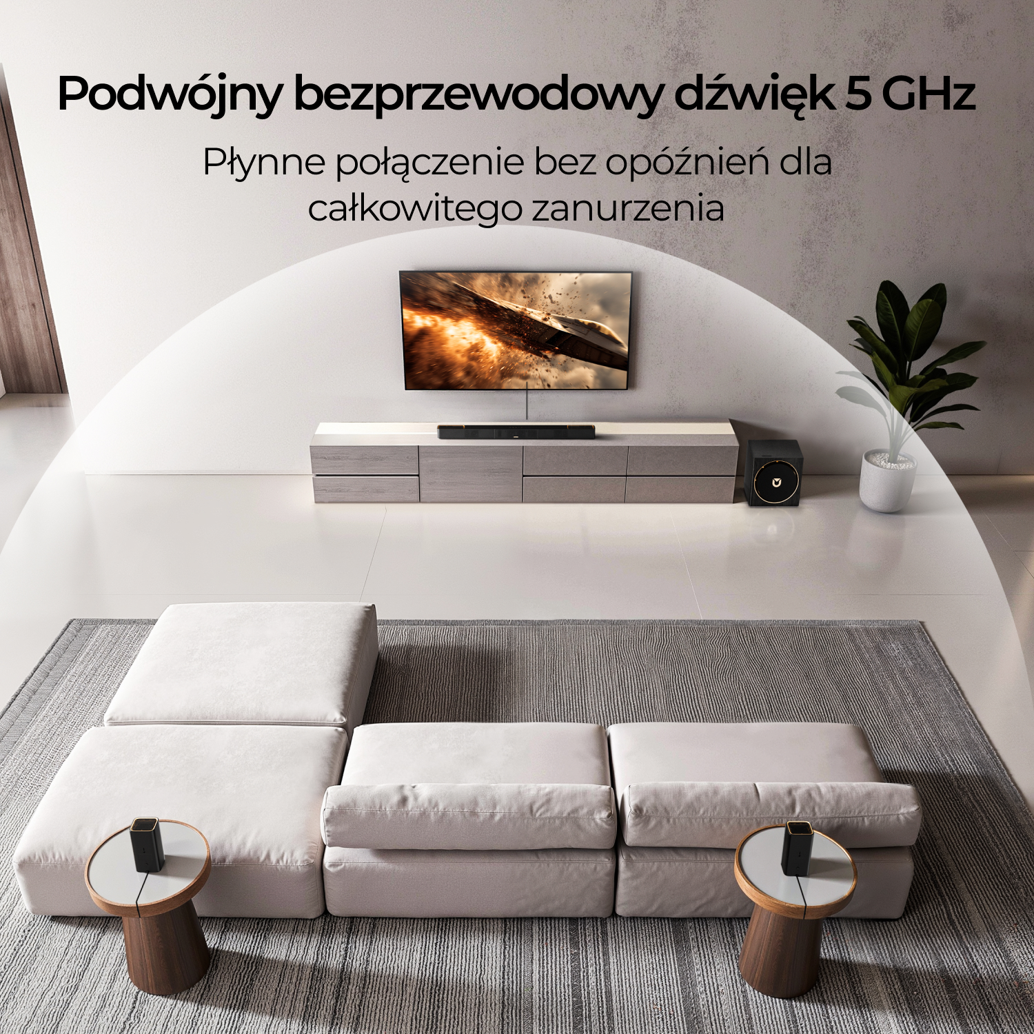 Salon z telewizorem, soundbarem, subwooferem i sofą. Tekst: 'Podwójny bezprzewodowy dźwięk 5 GHz'.