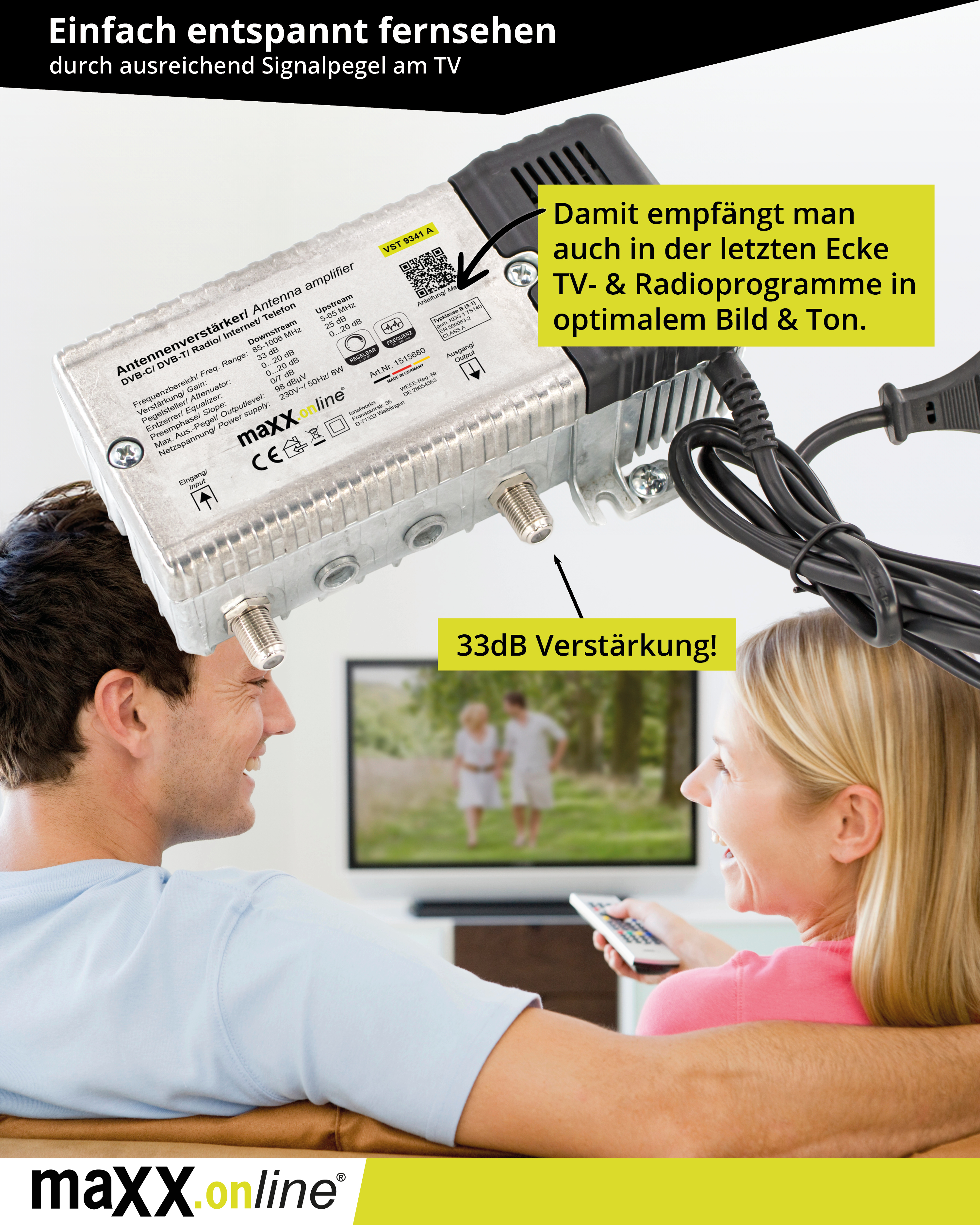Ein Paar sieht fern. Ein Antennenverstärker ist über ihnen. Die Frau hält eine Fernbedienung.
