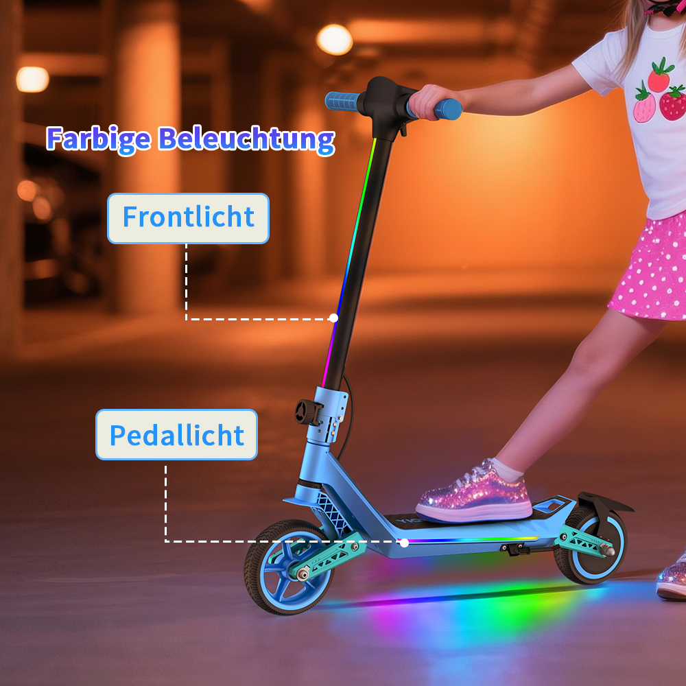 Ein Mädchen auf einem hellblauen Roller mit bunten Lichtern. Roller und Lichter sind beschriftet. Das Mädchen trägt ein weißes Hemd und einen rosa Rock.