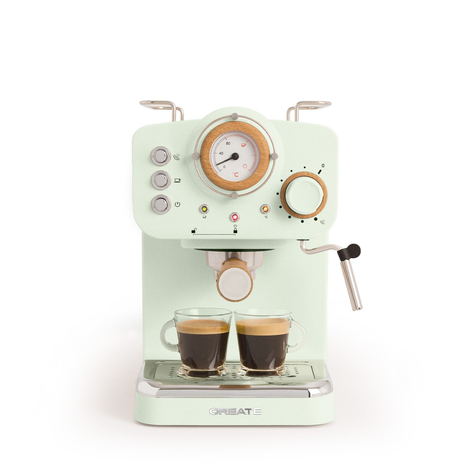 Una máquina de espresso verde menta con dos tazas de café transparentes. Tiene un medidor y una perilla con detalles en madera. El fondo es blanco.