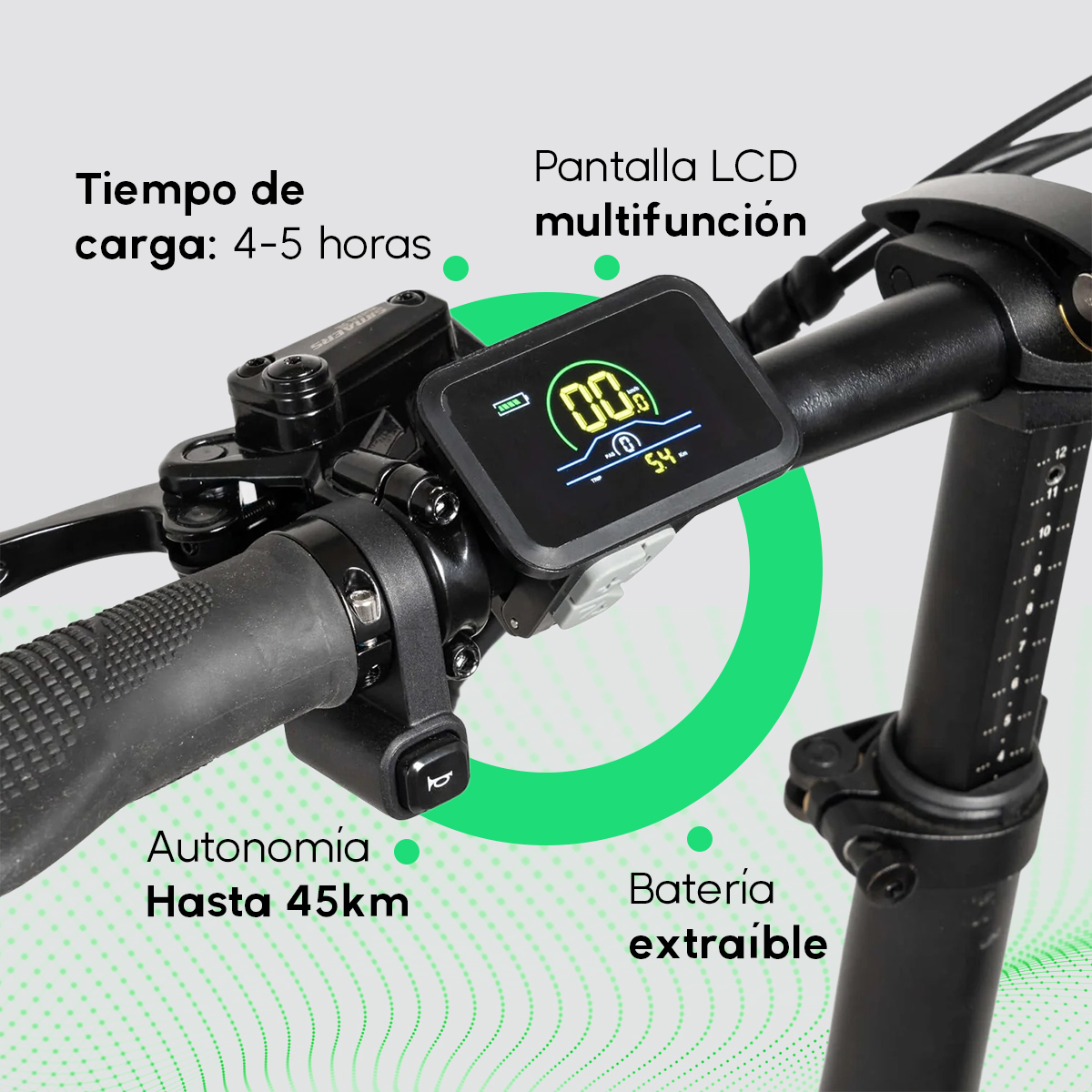 Primo piano del manubrio di un monopattino elettrico. Il display mostra il livello della batteria e la velocità. Le etichette indicano tempo di ricarica, autonomia e tipo di batteria.