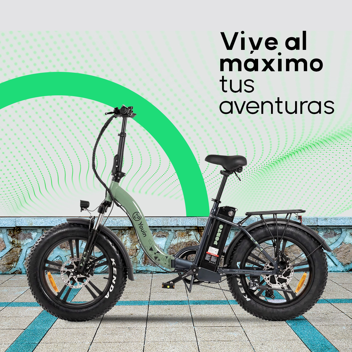 Una bicicletta elettrica è esposta su uno sfondo verde e bianco. Il testo in spagnolo dice: Vivi le tue avventure al massimo.