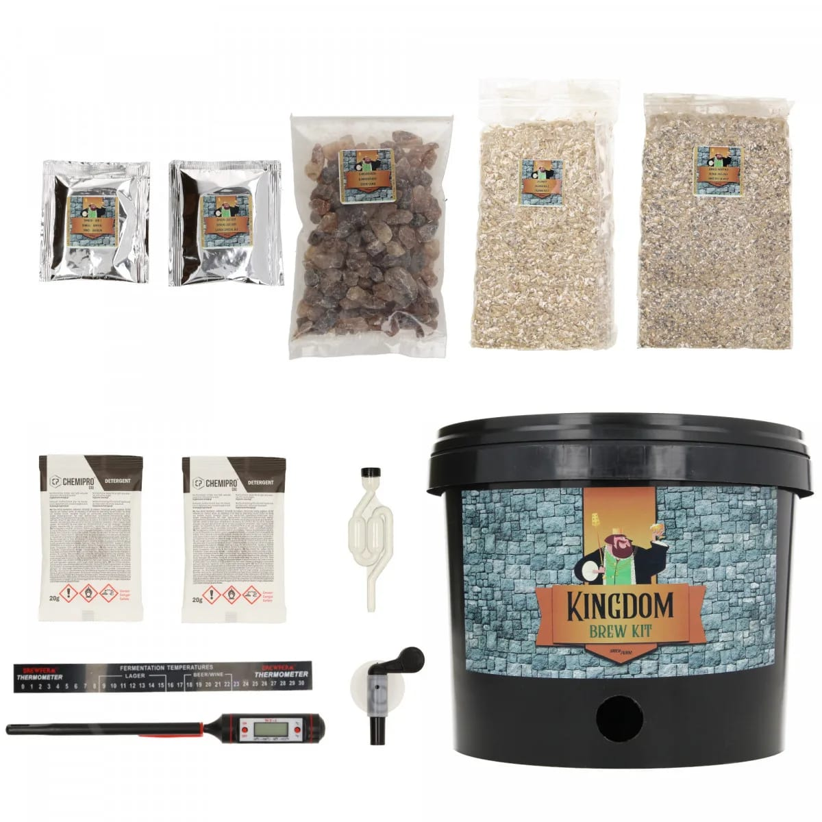 Un kit per la produzione di birra. Include cereali, disinfettante, un secchio di fermentazione, una valvola di non ritorno, termometro.