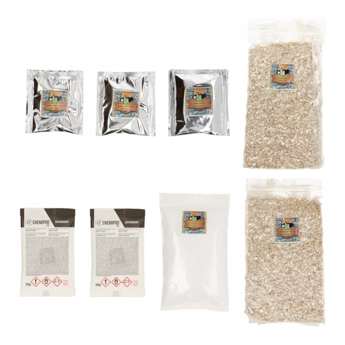 Varie forniture di birrificazione confezionate, tra cui detersivo, cereali e bustine, sono disposte su uno sfondo bianco, tutte etichettate.