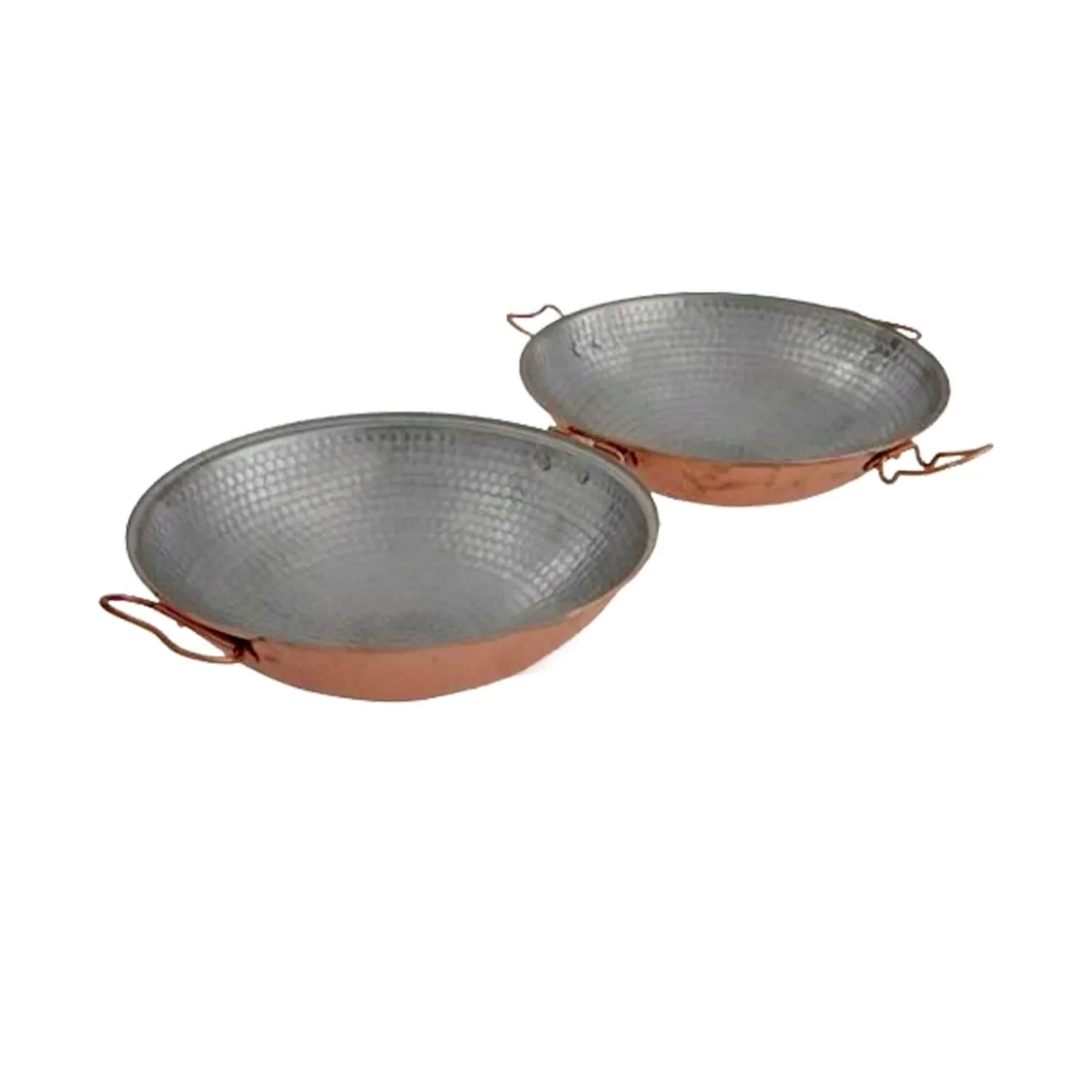 Zwei Kupferpfannen mit silbernen Innenräumen und Griffen stehen auf weißem Grund. Die Pfannen sind oval geformt.