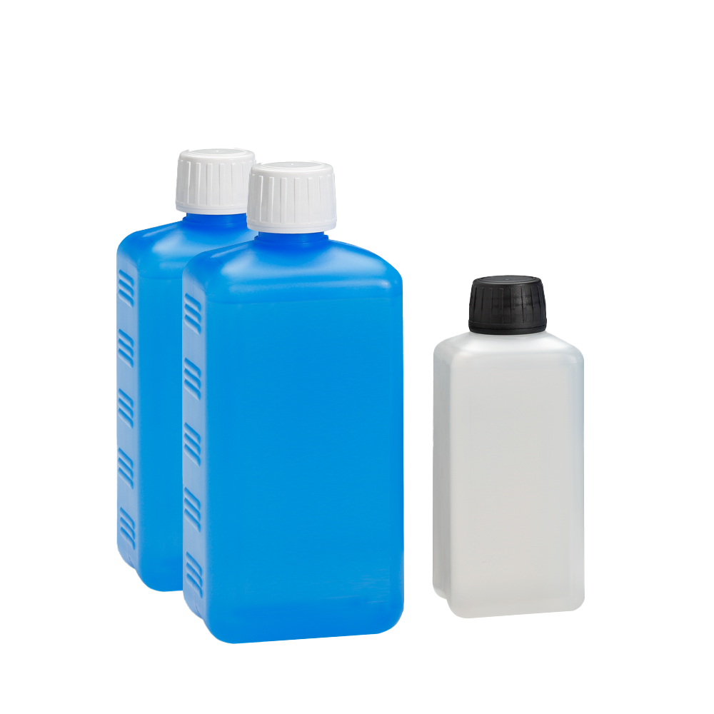 Zwei blaue Flaschen mit weißen Deckeln und eine weiße Flasche mit schwarzem Deckel auf weißem Hintergrund.