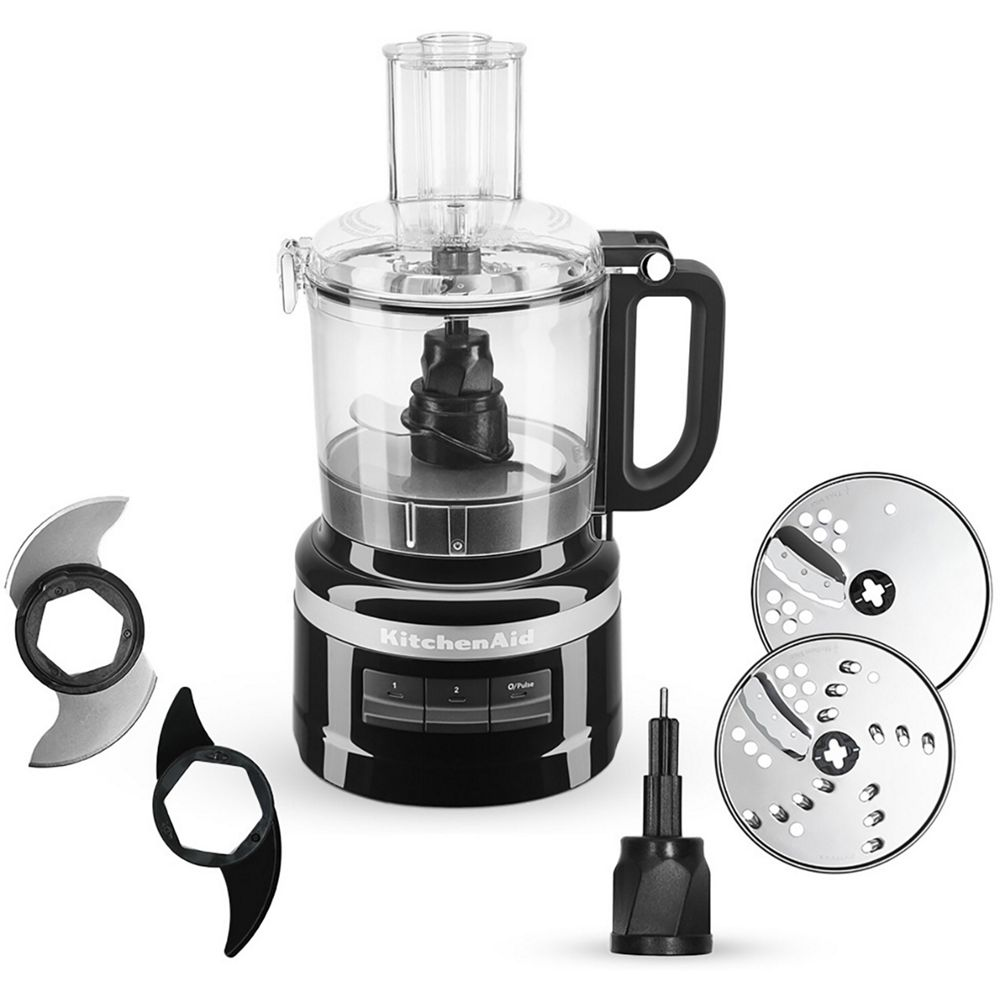 Un robot da cucina KitchenAid con più lame e accessori. L'unità principale è nera. Lame e dischi sono ai lati.