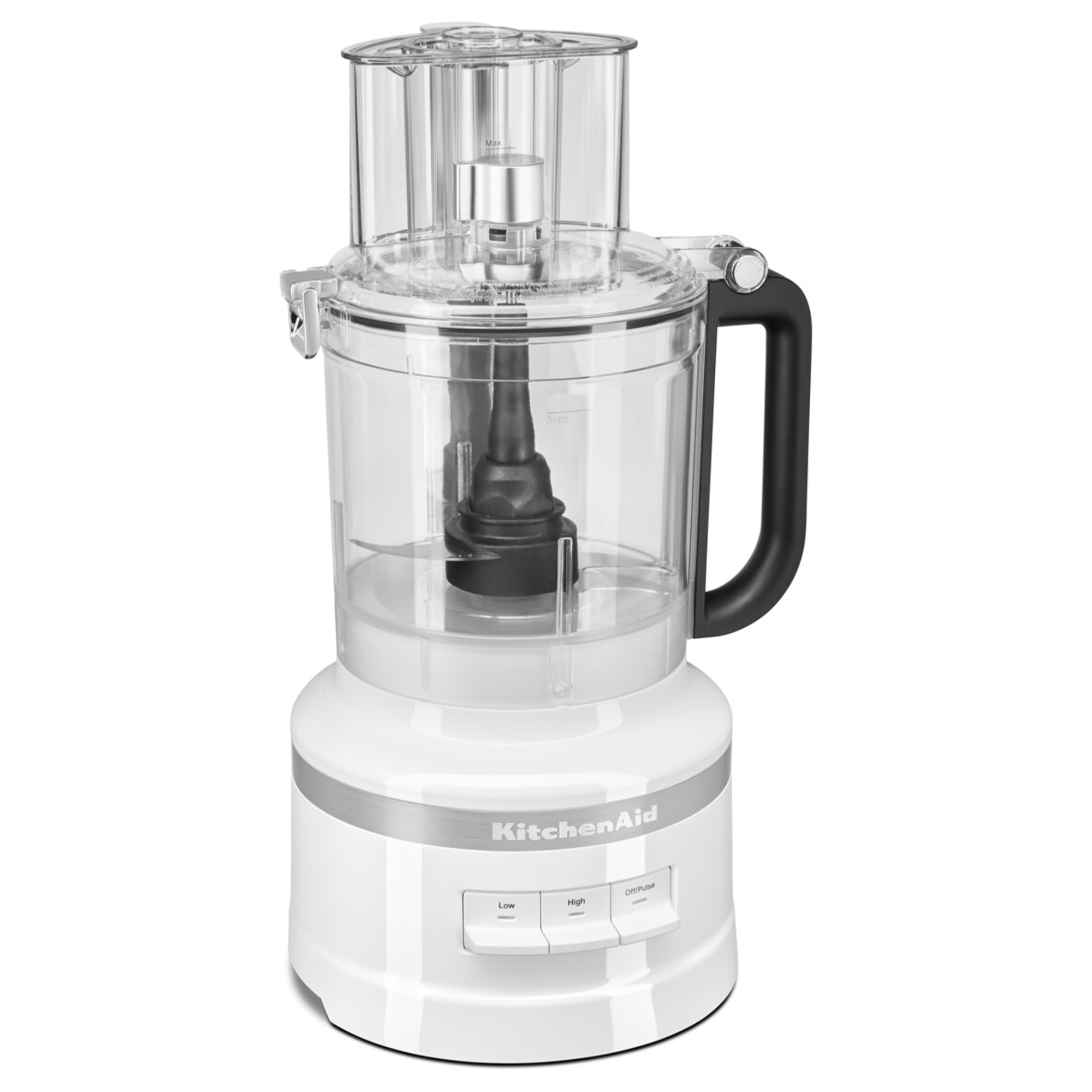 Ein weißer KitchenAid-Foodprozessor. Er hat eine transparente Schüssel und einen schwarzen Griff. Die Basis hat Knöpfe und das Logo.