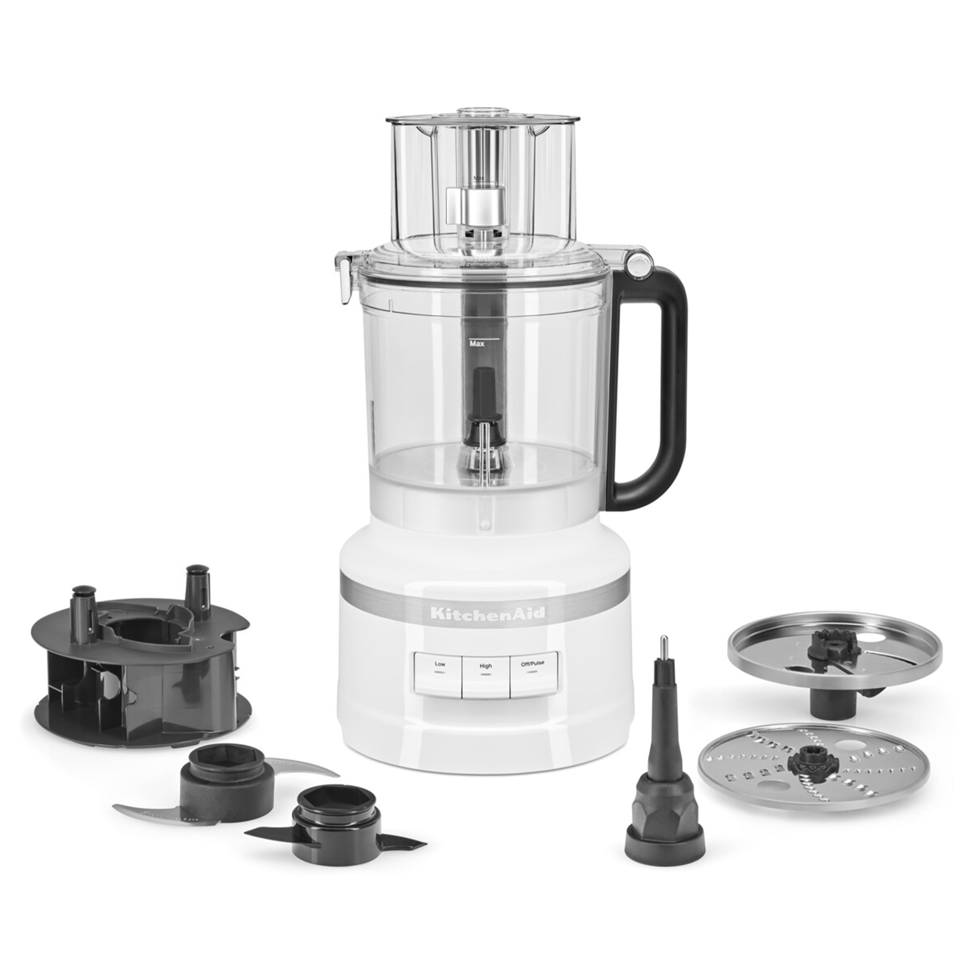 Ein weißer KitchenAid-Foodprozessor mit Zubehör. Enthält Klingen, eine Einfüllöffnung und Steuertasten.