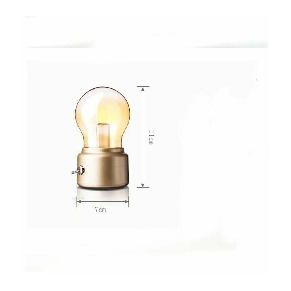 Eine goldfarbene, glühbirnenförmige Lampe mit einem Schalter. Die Abmessungen sind 11 cm hoch und 7 cm breit. Die Glühbirne leuchtet warm.