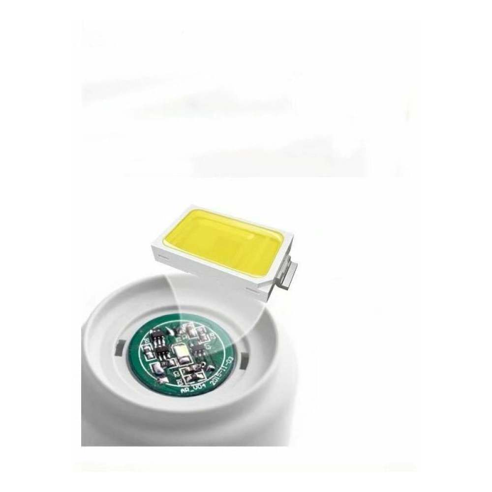 Nahaufnahme einer weißen LED-Lichtkomponente. Es zeigt eine gelbe rechteckige Lichtquelle über einer Leiterplattenkomponente.
