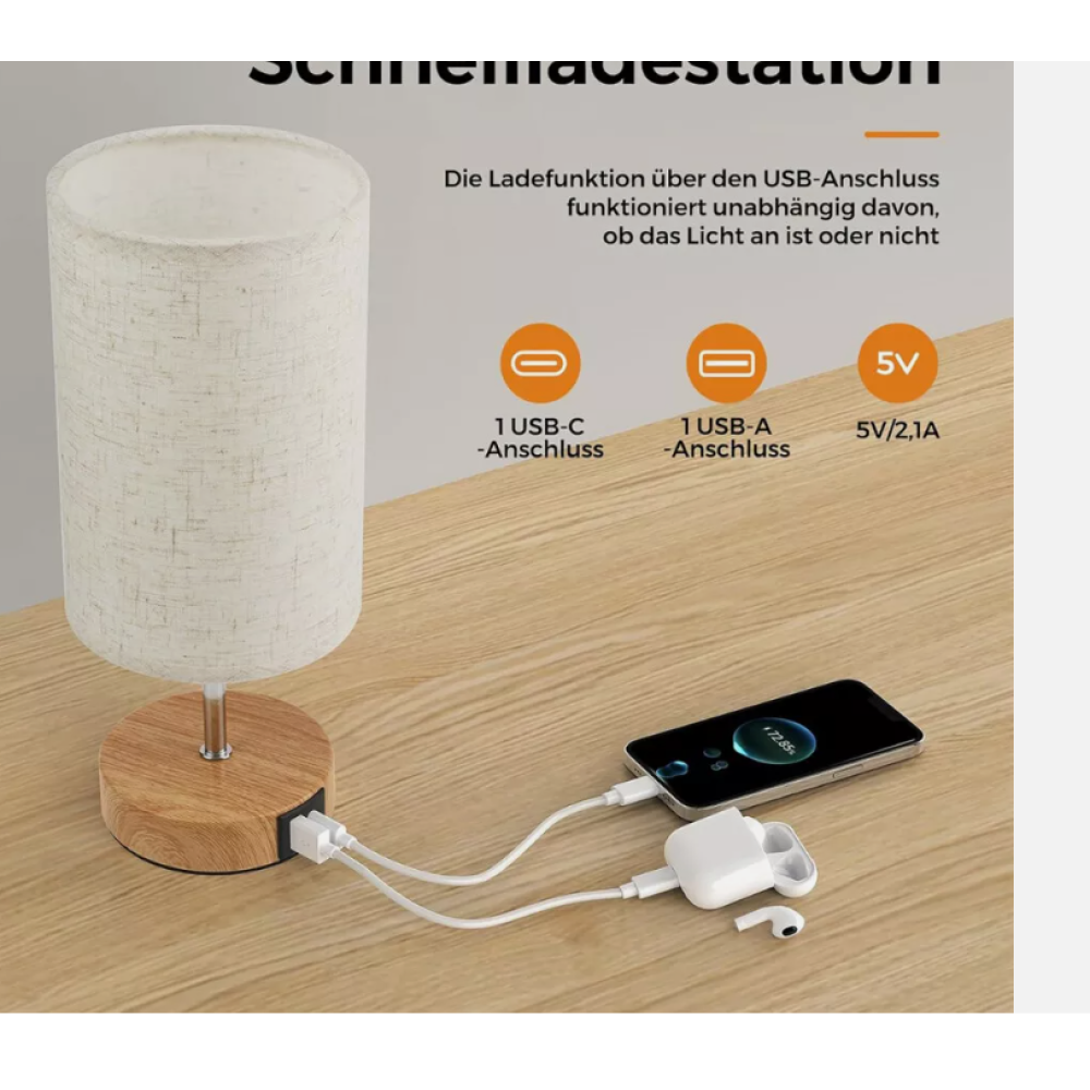 Eine Lampe mit USB-Ladestation. Ein Telefon und Ohrhörer werden aufgeladen. Text über die Ladefunktion der Lampe wird angezeigt.