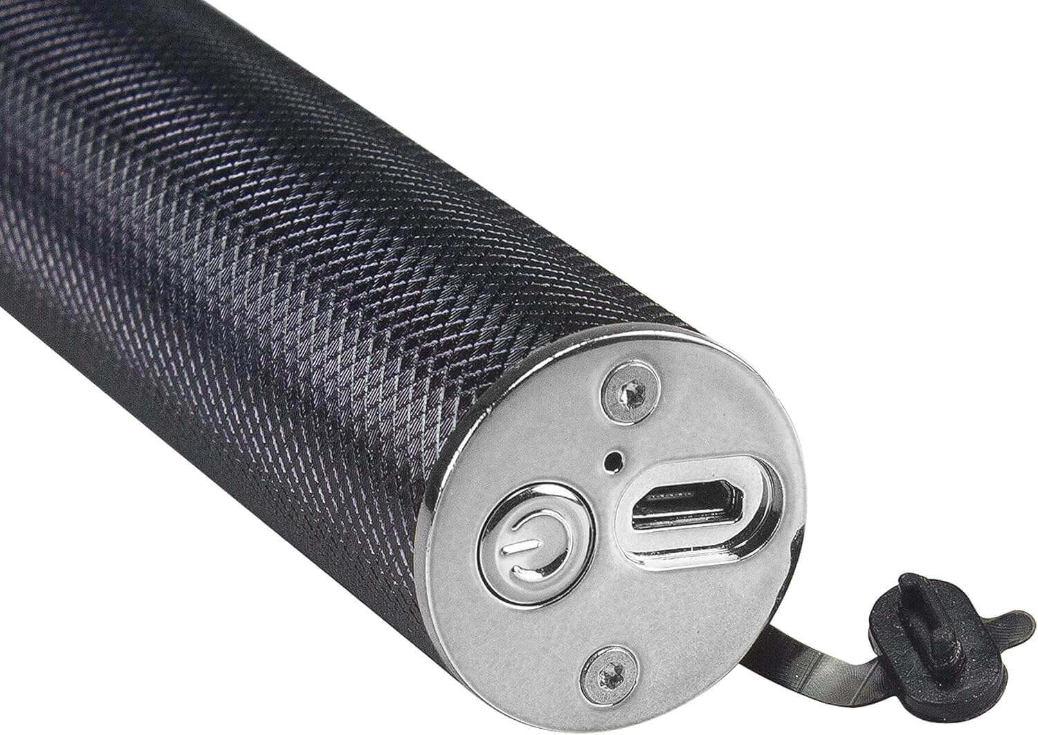 Nahaufnahme eines schwarzen, strukturierten Metallzylinders mit silberner Endkappe, Power-Taste, Anschluss und Riemen.
