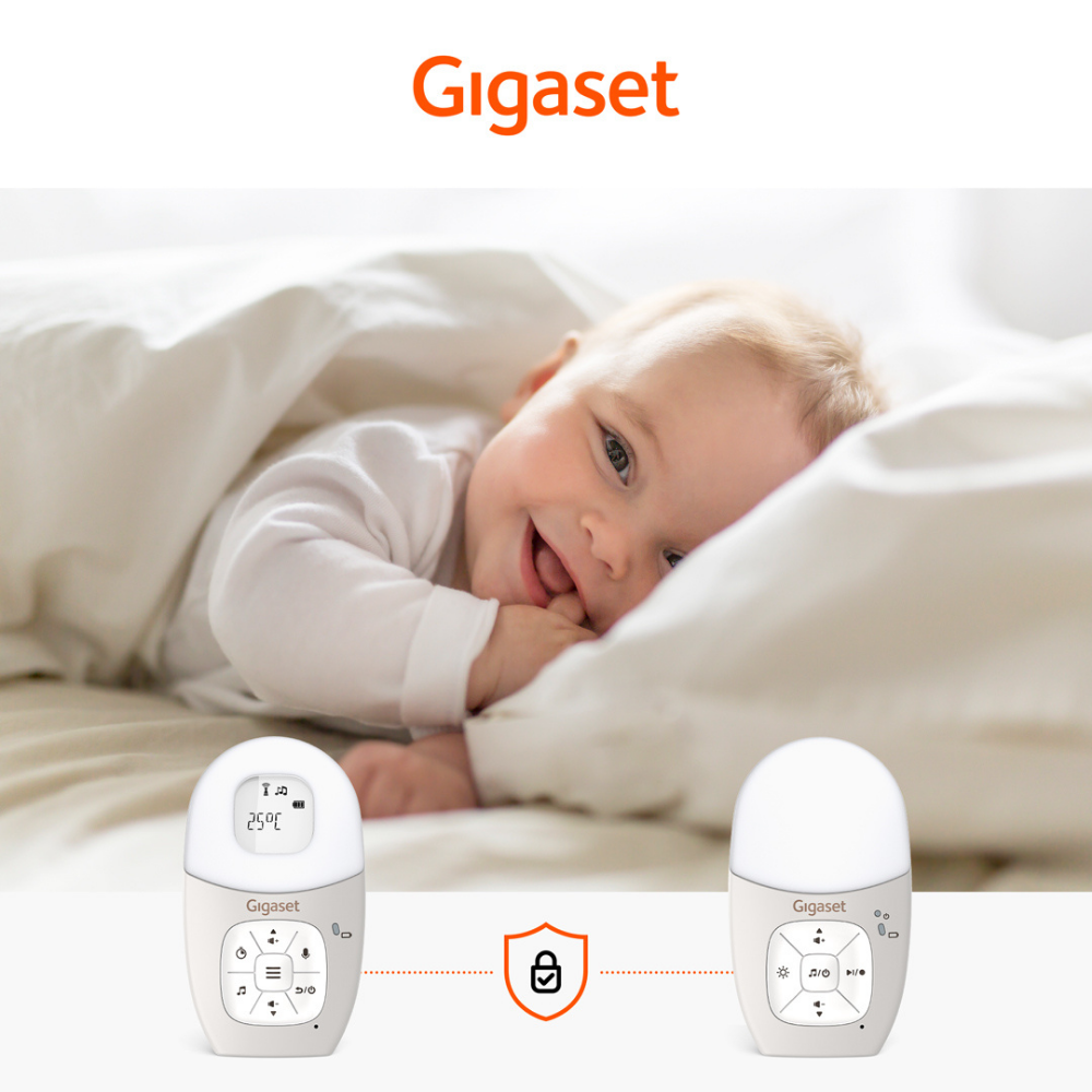 Ein lächelndes Baby liegt im Bett unter einer Decke. Unten befinden sich zwei Babyphone, in der Mitte ein Schloss-Symbol.