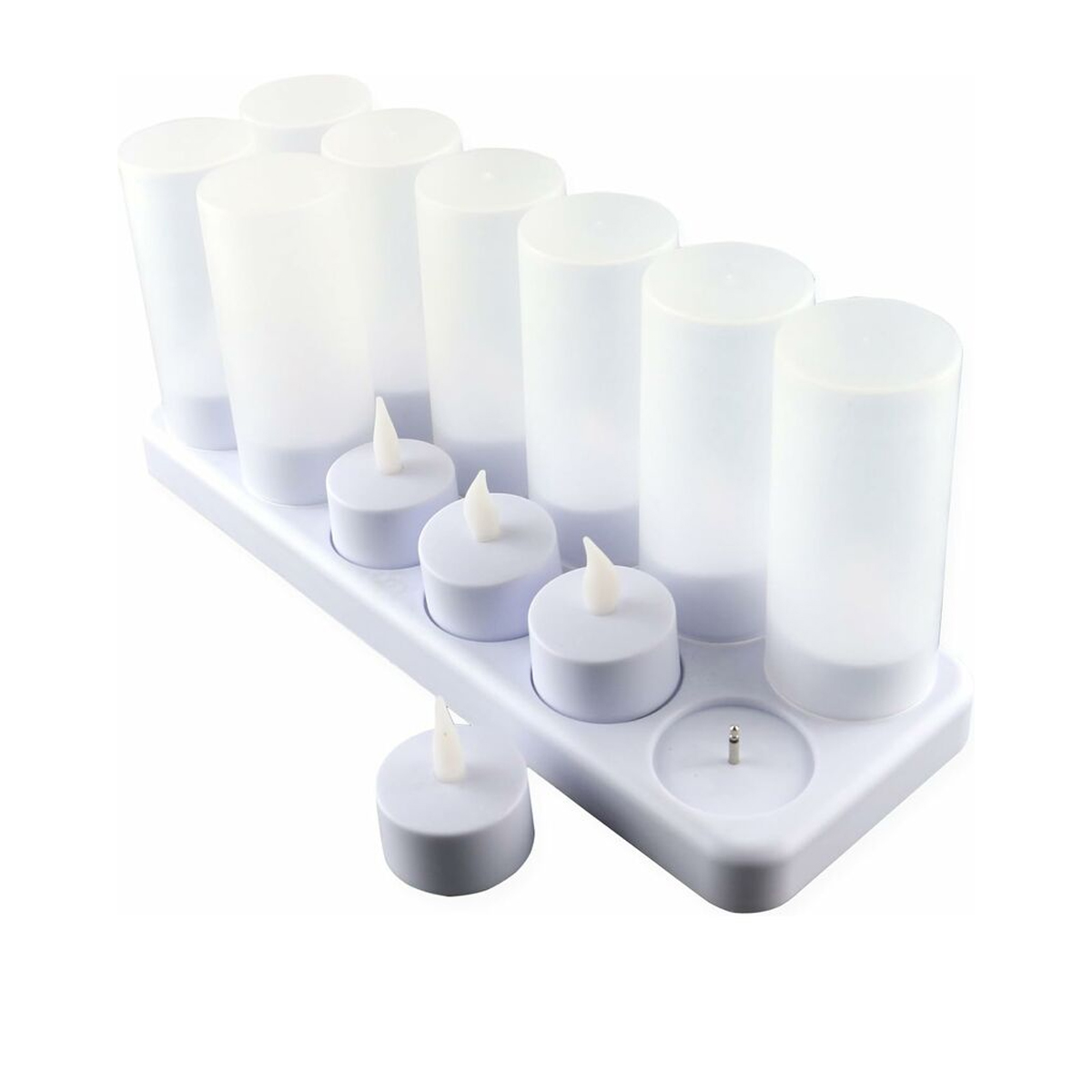 Una base di ricarica bianca contiene coperture cilindriche per candele e piccole candele da tè con una porta di ricarica.
