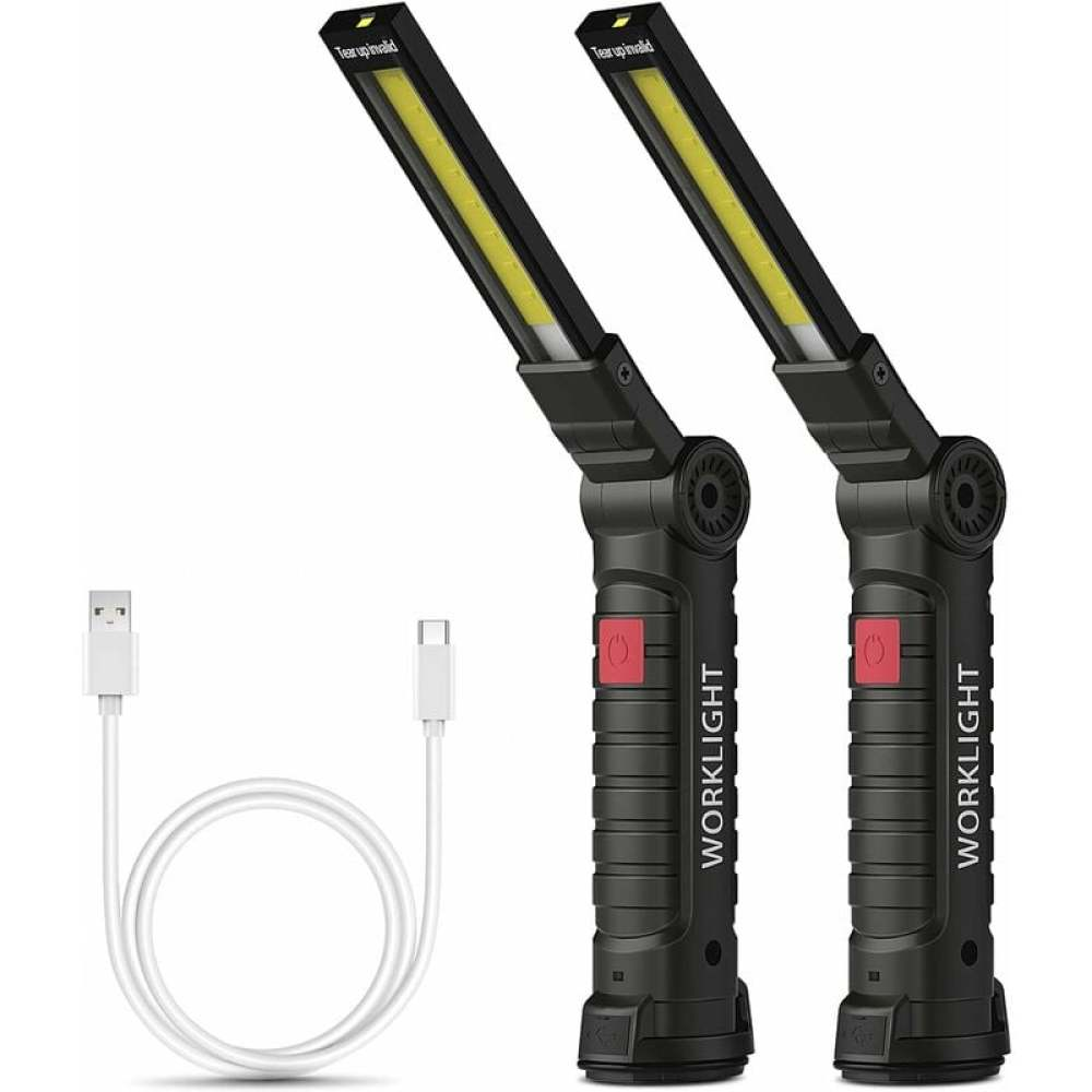 Zwei schwarze Arbeitsleuchten mit gelbem Licht und ein weißes USB-Kabel. Jede Arbeitsleuchte hat einen roten Knopf und das Wort WORKLIGHT.
